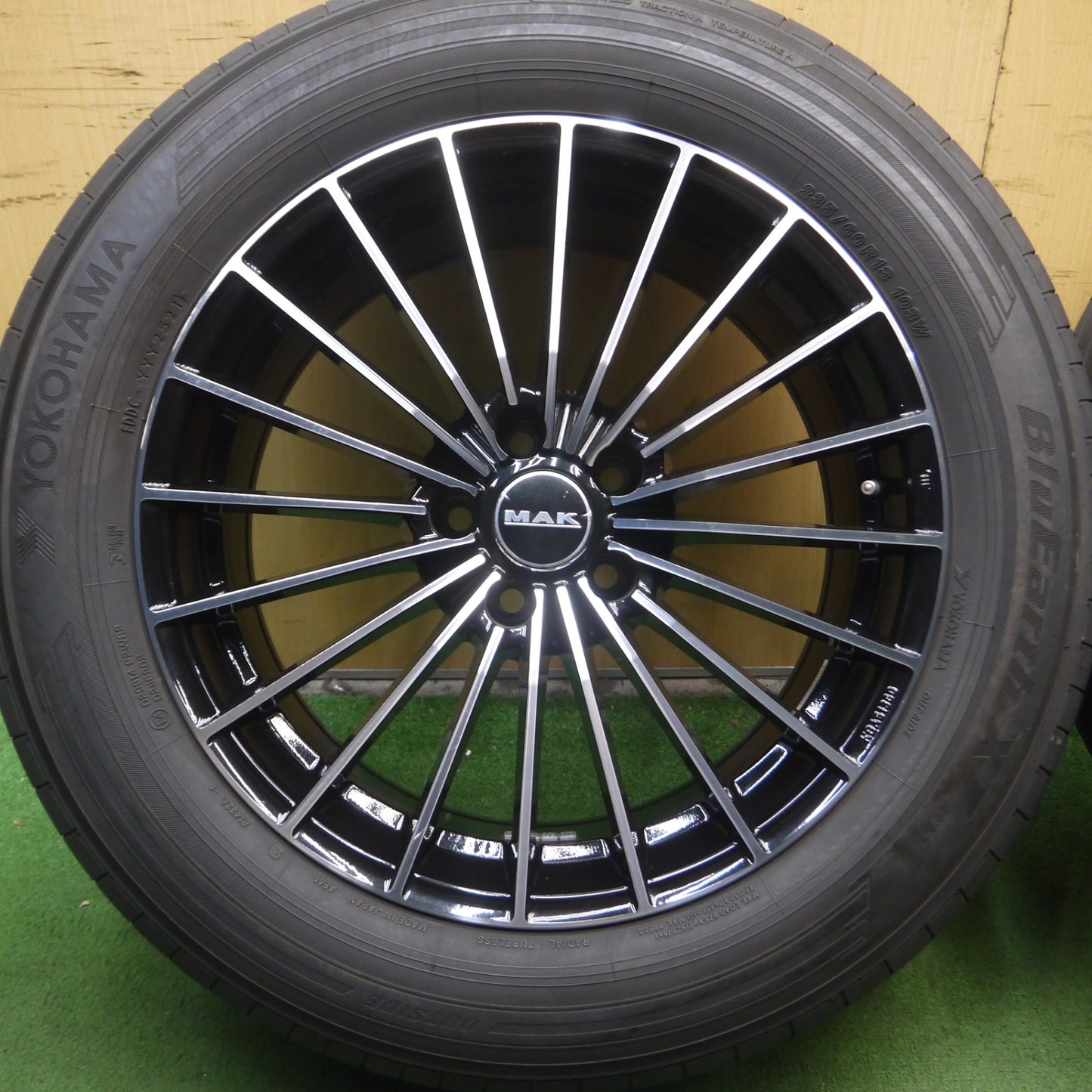 *送料無料* バリ溝！21年！キレイ！8.5分★アルファロメオ ステルヴィオ 等 MAK ARESE 235/60R18 ヨコハマ BluEarth-XT AE61 18インチ アレーゼ PCD110/5H★4050106Hノ