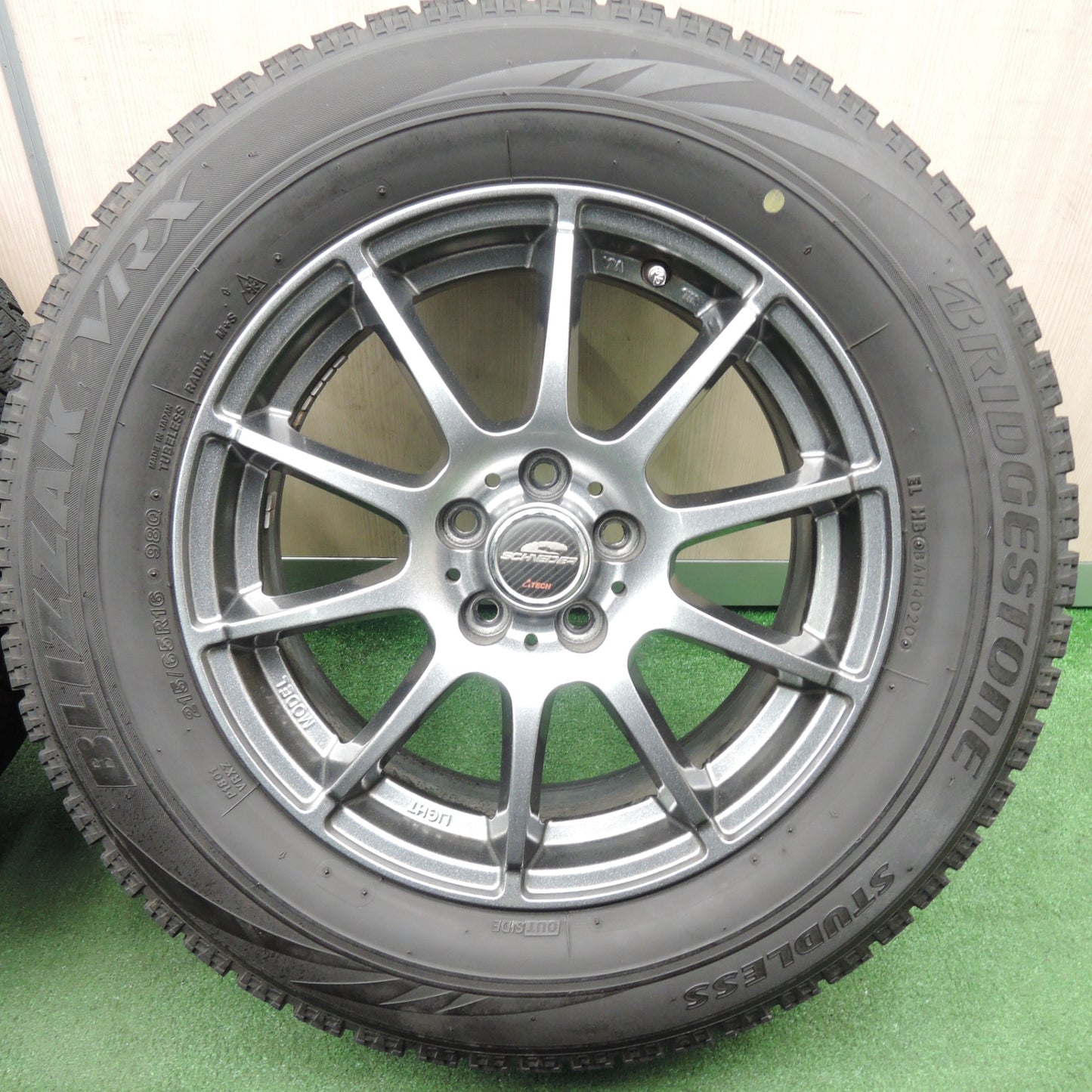 *送料無料* バリ溝！20年！キレイ！9分★フォレスター等 215/65R16 スタッドレス ブリヂストン ブリザック VRX SCHNEIDER PCD100/5H★4031402TNス