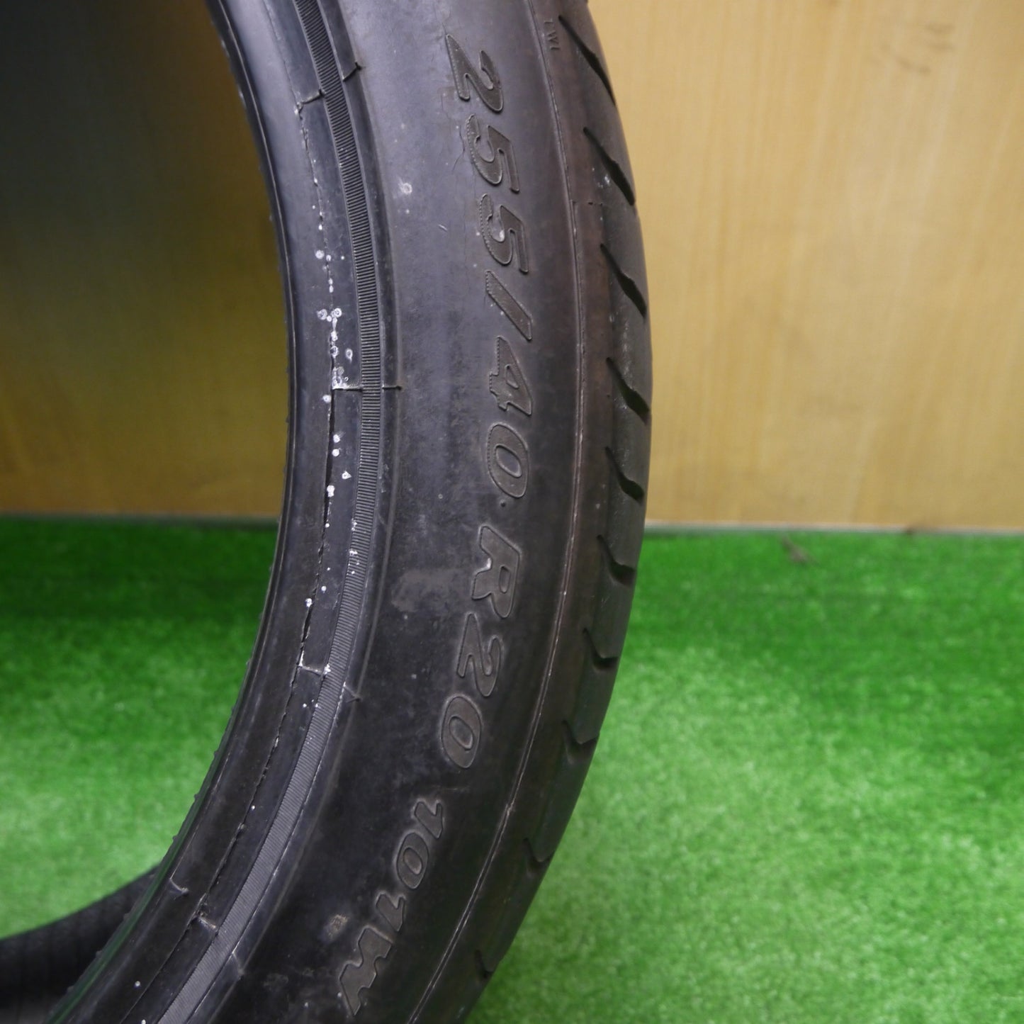 [送料無料] バリ溝！8.5分★255/40R20 ピレリ PZERO Pゼロ 20インチ タイヤ アウディ ベンツ 等★4100105Hノタ