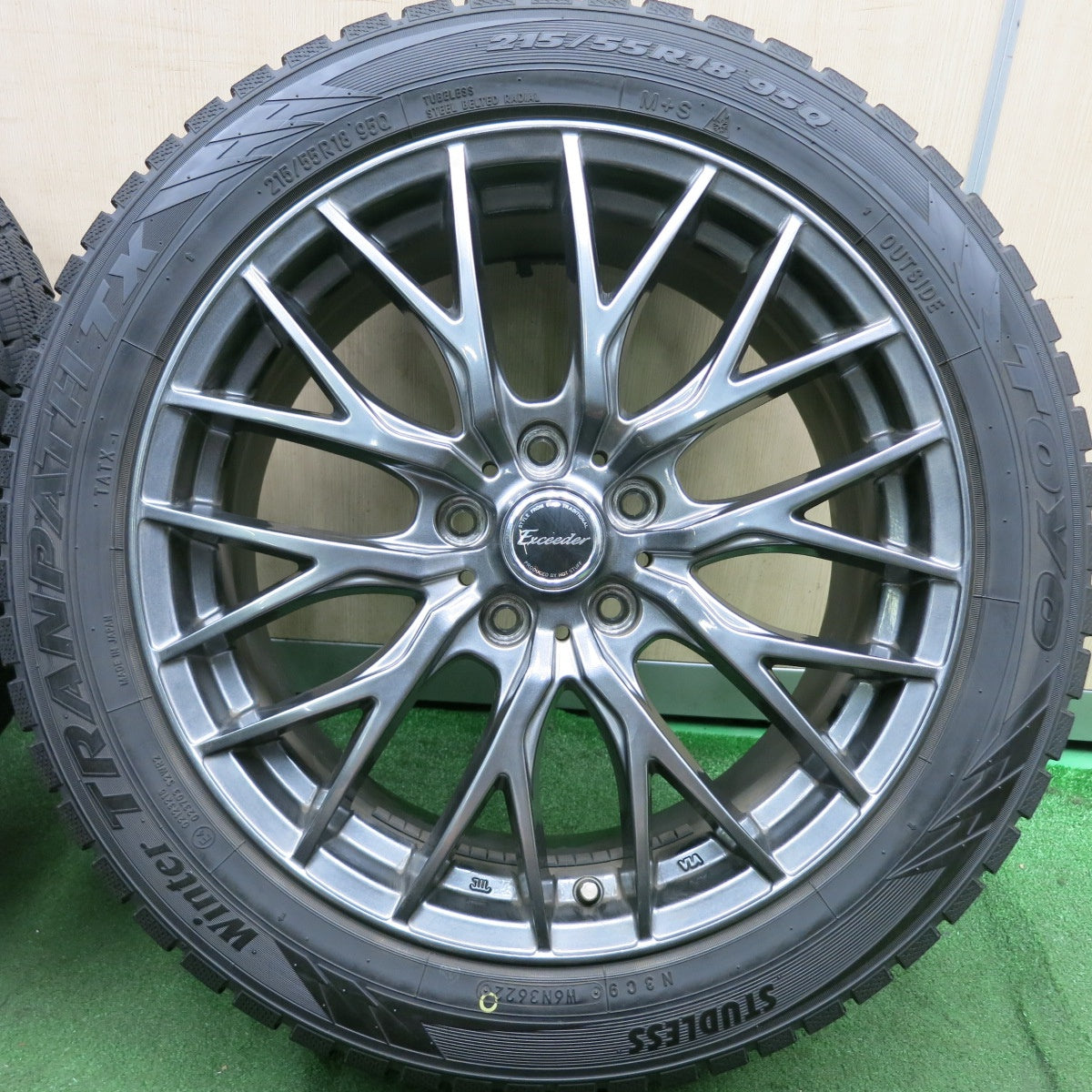 *送料無料* バリ溝！22年！キレイ！9.5分★スタッドレス 215/55R18 トーヨー ウインター トランパス TX Exceeder エクシーダー 18インチ PCD114.3/5H★4062904HAス