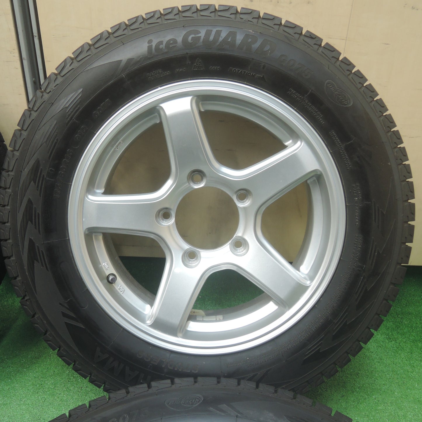 *送料無料* バリ溝！キレイ！9.5分以上★ジムニー等 175/80R16 スタッドレス ヨコハマ アイスガード G075 社外 アルミ 16インチ PCD139.7/5H★4032007SYス