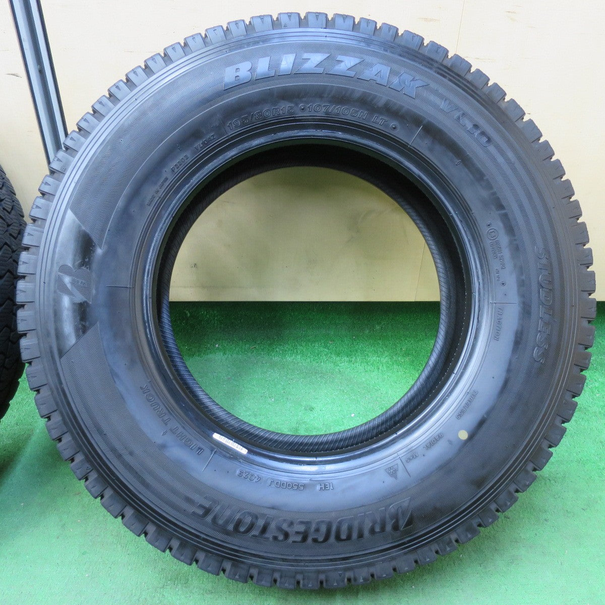 [送料無料] バリ溝！23年！9.5分★スタッドレス 195/80R15 107/105N ブリヂストン ブリザック VL10 タイヤ 15インチ ハイエース キャラバン 等★4110805イスタ