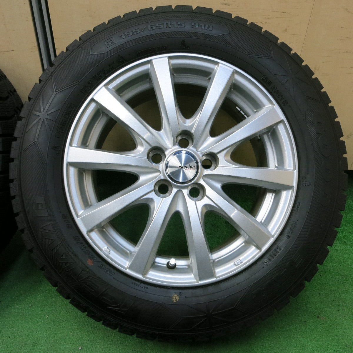 *送料無料* バリ溝！キレイ！9分★プリウス等 195/65R15 スタッドレス グッドイヤー アイスナビ6 ravrion RS01 ラブリオン PCD100/5H★4052804イス