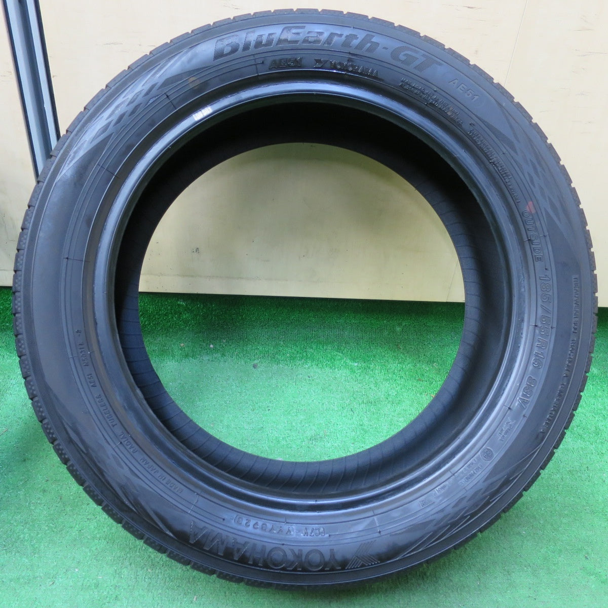 *送料無料* バリ溝！23年！9分★185/55R16 ヨコハマ BluEarth-GT AE51 タイヤ 16インチ ブルーアース ヤリス フィット スイフト 等★4061807イノタ