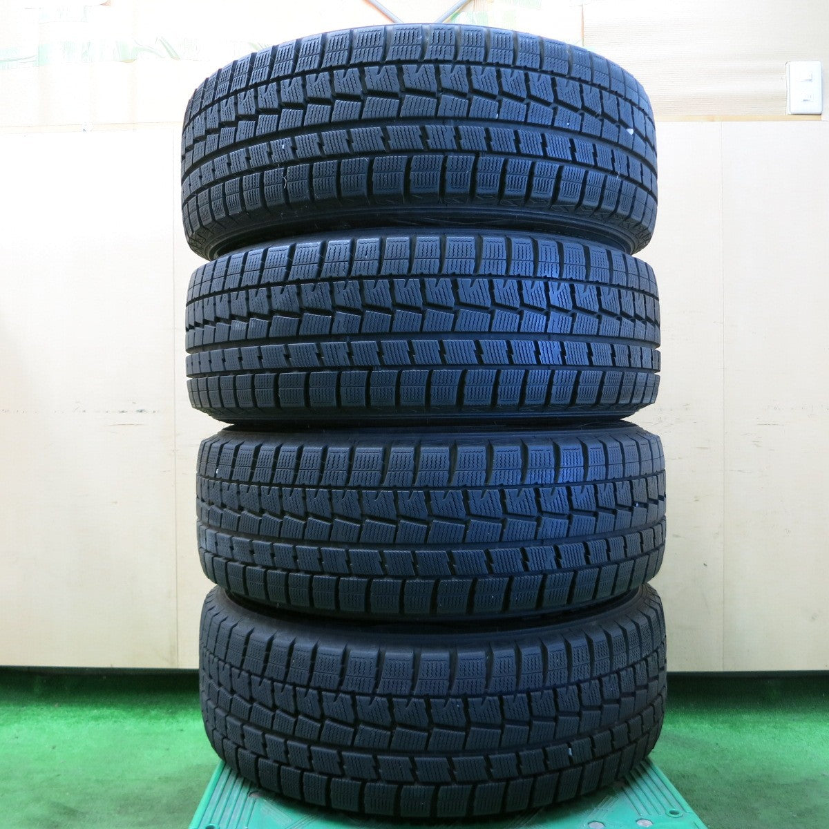 [送料無料] バリ溝！9.5分★DAYTONA デイトナ 215/65R16 スタッドレス ダンロップ ウインターマックス WM01 16インチ PCD139.7/6H★4101202ナス