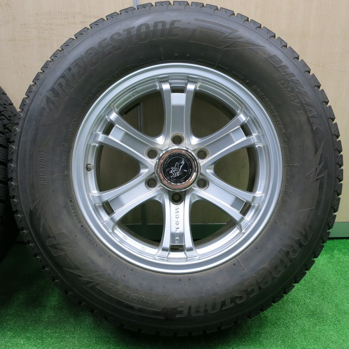 [送料無料] バリ溝！キレイ！9.5分★ランクル 等 KEELER 265/65R17 スタッドレス ブリヂストン ブリザック DM-V3 キーラー  17インチ PCD139.7/6H★4091801NJス