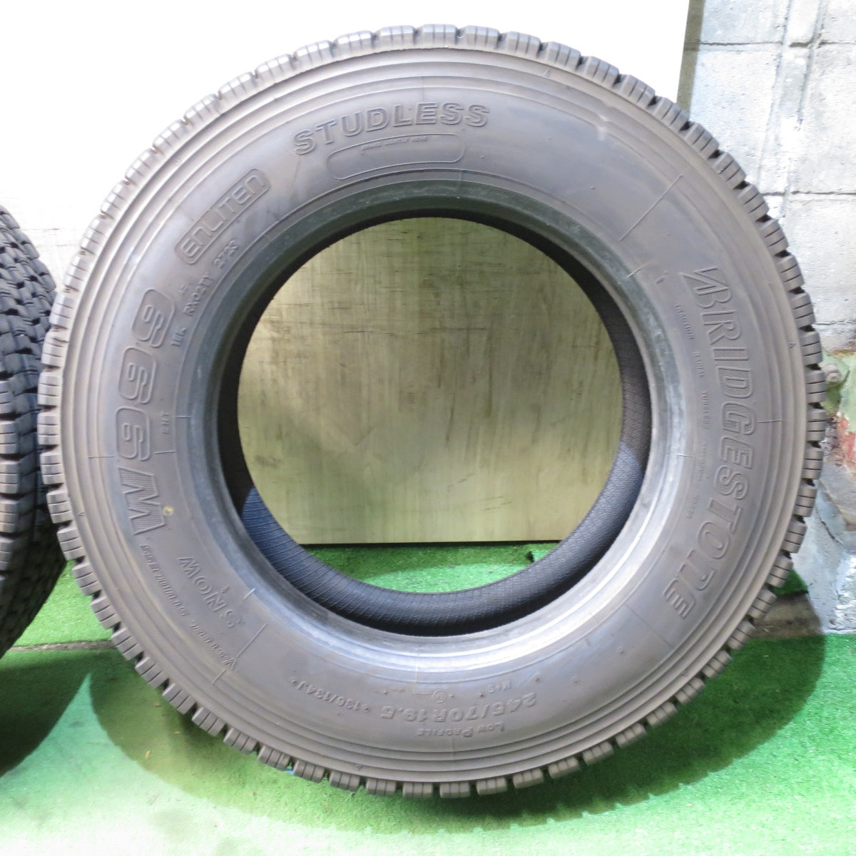 *送料無料* バリ溝！23年！9.5分★トラック タイヤ 245/70R19.5 136/134J スタッドレス ブリヂストン W999 19.5インチ★4052410クスタ