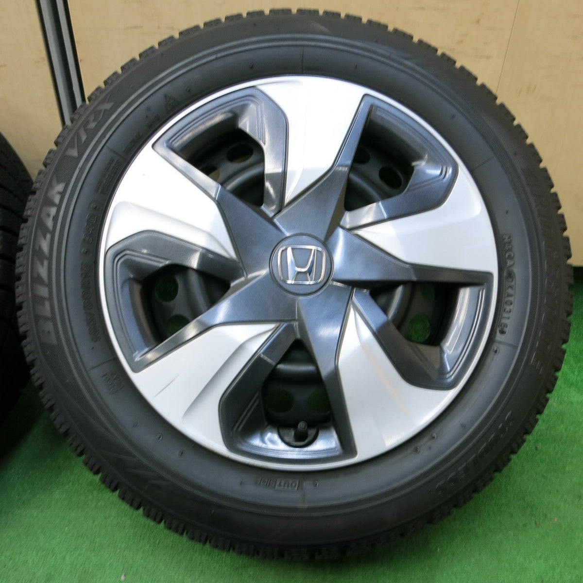 *送料無料* バリ溝！8.5分★ホンダ フィット 純正 スチール 185/60R15 スタッドレス ブリヂストン ブリザック VRX  PCD100/4H★4052807イス