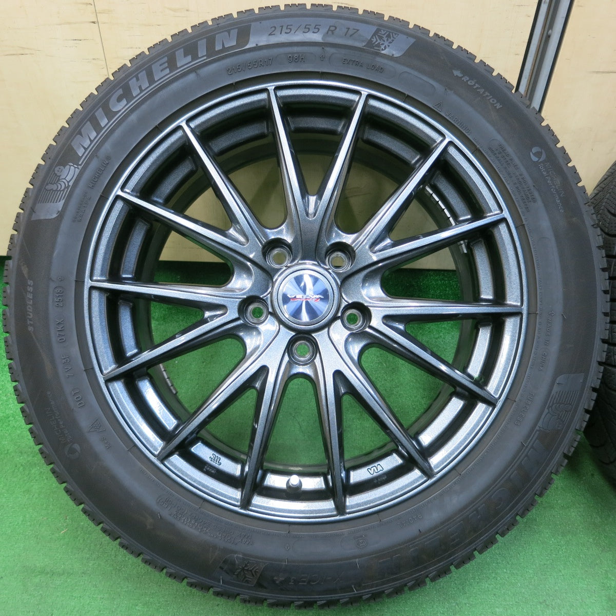 *送料無料* バリ溝！キレイ！9分★スタッドレス 215/55R17 ミシュラン X-ICE3+ VELVA SPORTZ ヴェルヴァ 17インチ PCD114.3/5H★4031904イス