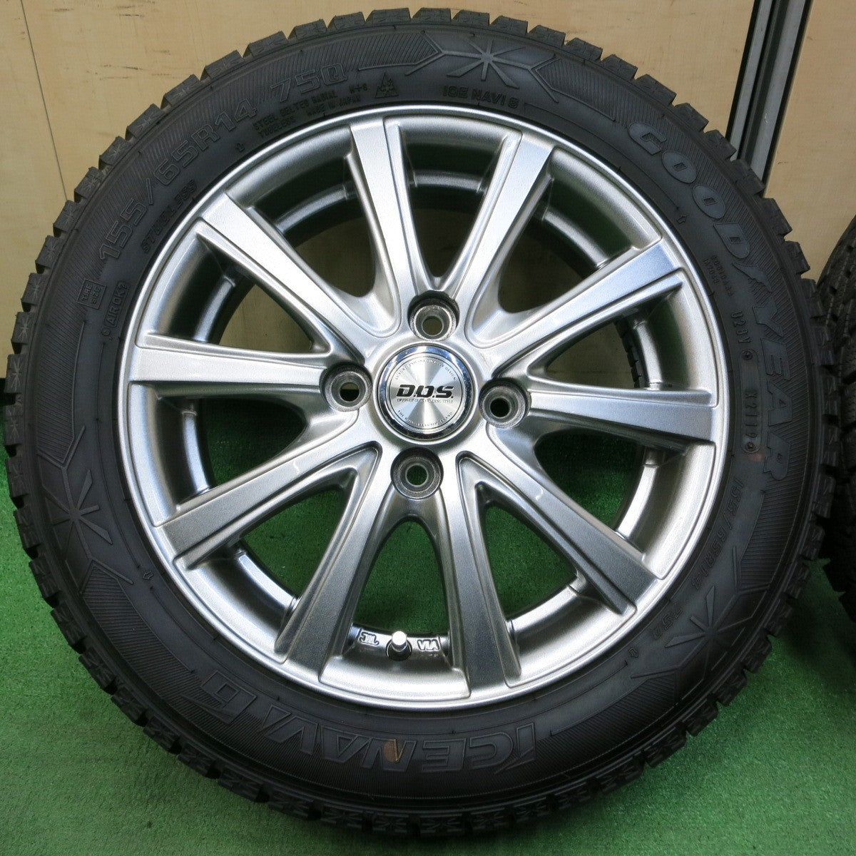 *送料無料* 超バリ溝！キレイ！ほぼ10分★スタッドレス 155/65R14 グッドイヤー アイスナビ6 D.O.S. DOS 14インチ PCD100/4H★4051111イス