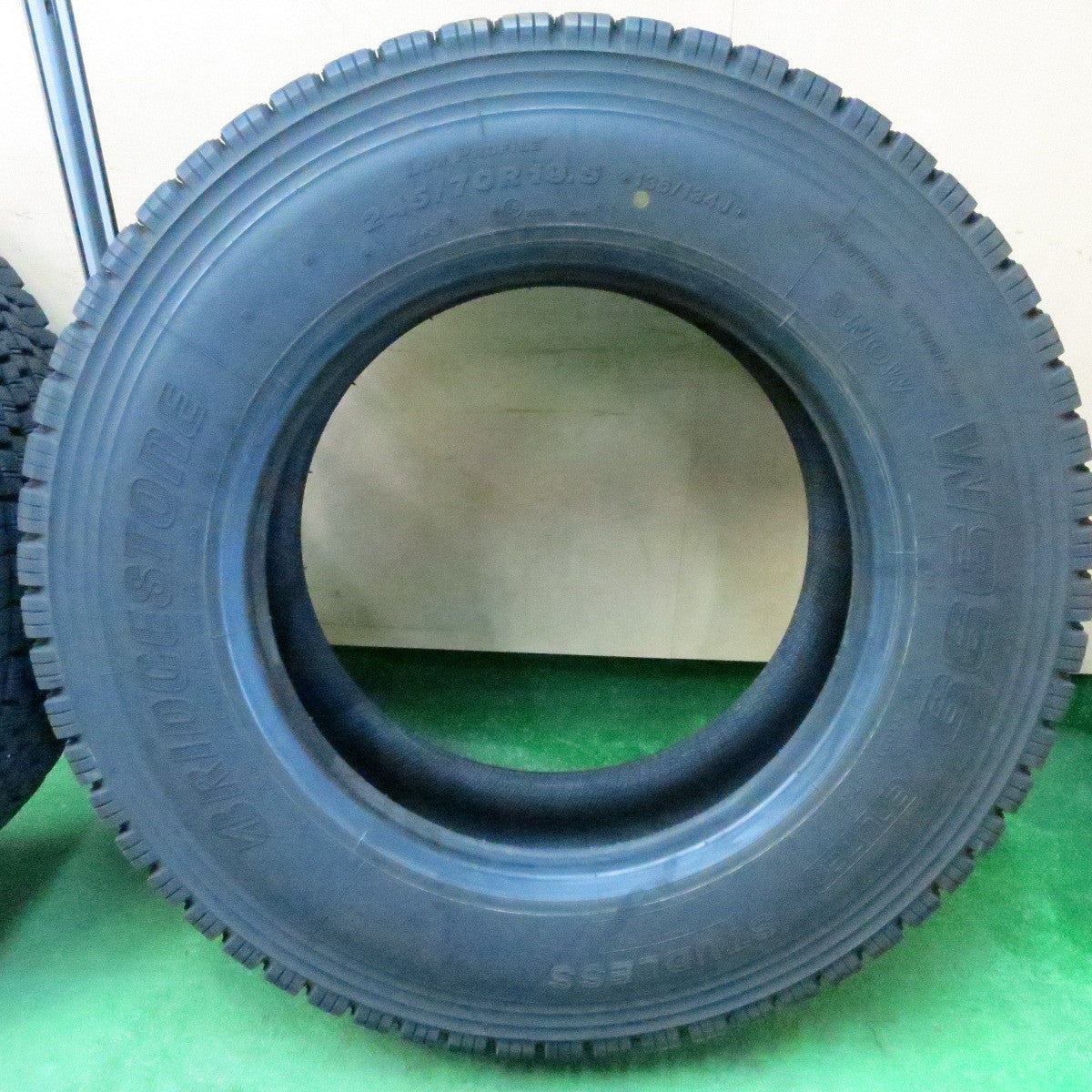 *送料無料* バリ溝！23年！9.5分★トラック タイヤ 245/70R19.5 136/134J スタッドレス ブリヂストン W999 19.5インチ★4050413ナス