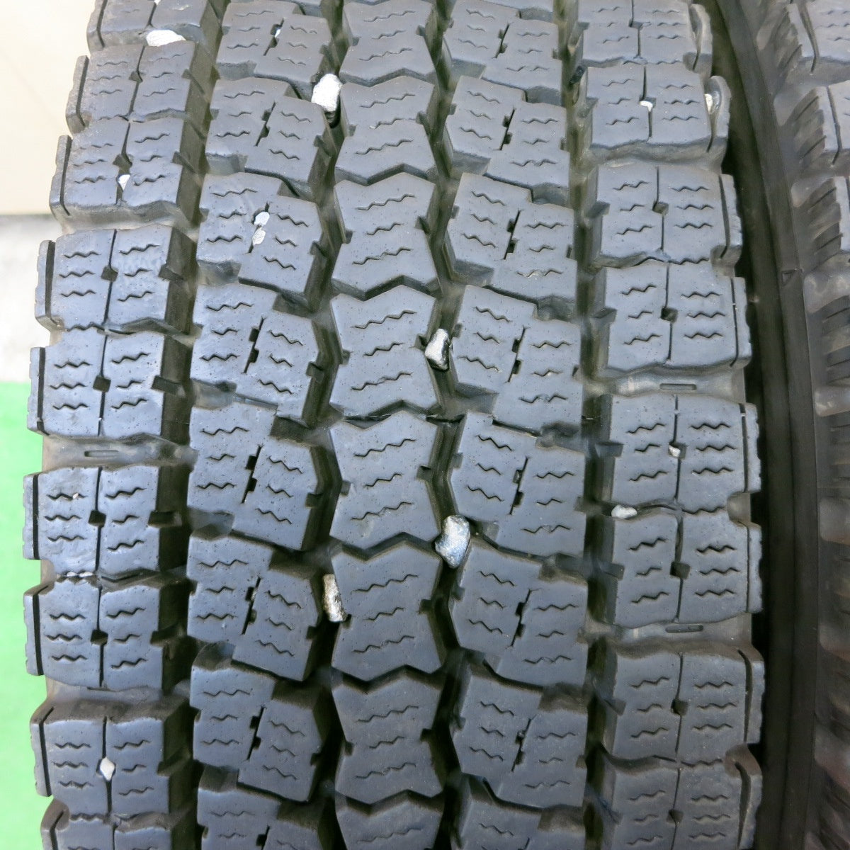 *送料無料* バリ溝！20年！9分★トラック タイヤ 215/70R17.5 123/121J スタッドレス トーヨー M919 17.5インチ★4060704ナスタ