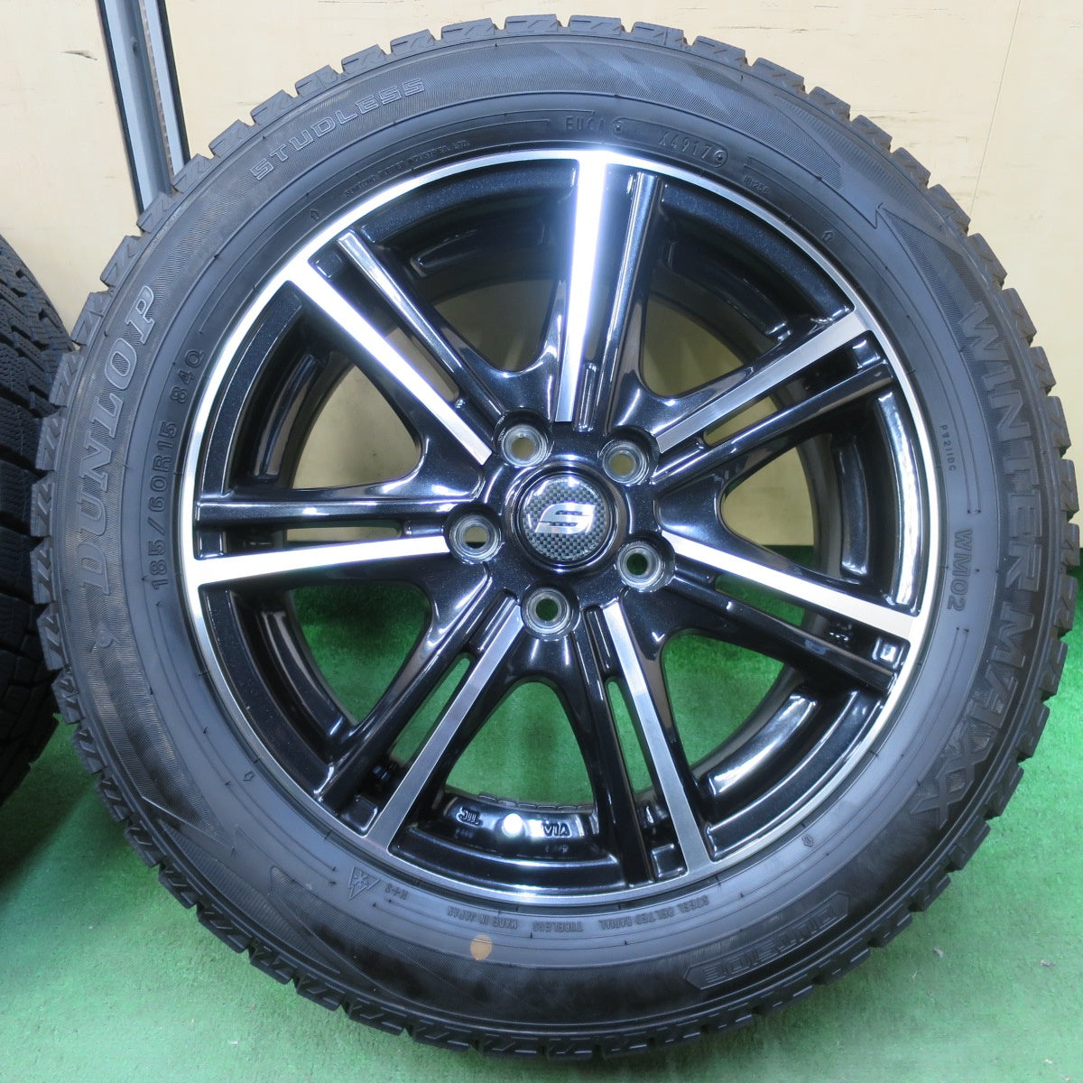 [送料無料] バリ溝！キレイ！9.5分以上★シエンタ等 185/60R15 スタッドレス ダンロップ ウインターマックス WM02 STRANGER ストレンジャー 15インチ PCD100/5H★5012602IMス