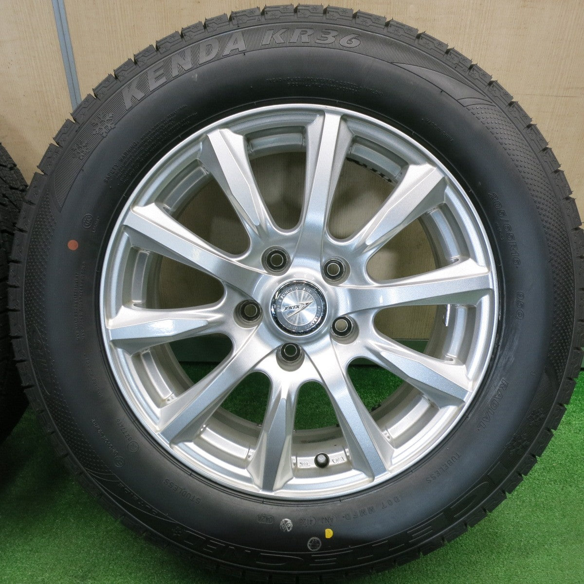 [送料無料] タイヤ未使用！23年！キレイ★スタッドレス 205/65R16 ケンダ KR36 アイステック ネオ JOKER ジョーカー 16インチ PCD114.3/5H★4121803TNス