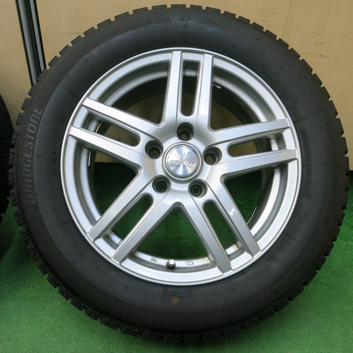 *送料無料* バリ溝！23年！9.5分★スタッドレス 205/60R16 ブリヂストン アイスパートナー2 ravrion ラブリオン 16インチ PCD114.3/5H★4042908イス