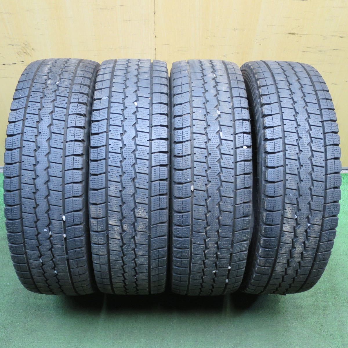 *送料無料* 4本価格★トラック タイヤ 205/70R16 111/109L スタッドレス ダンロップ ウインターマックス LT03 16インチ★4031505KKスタ