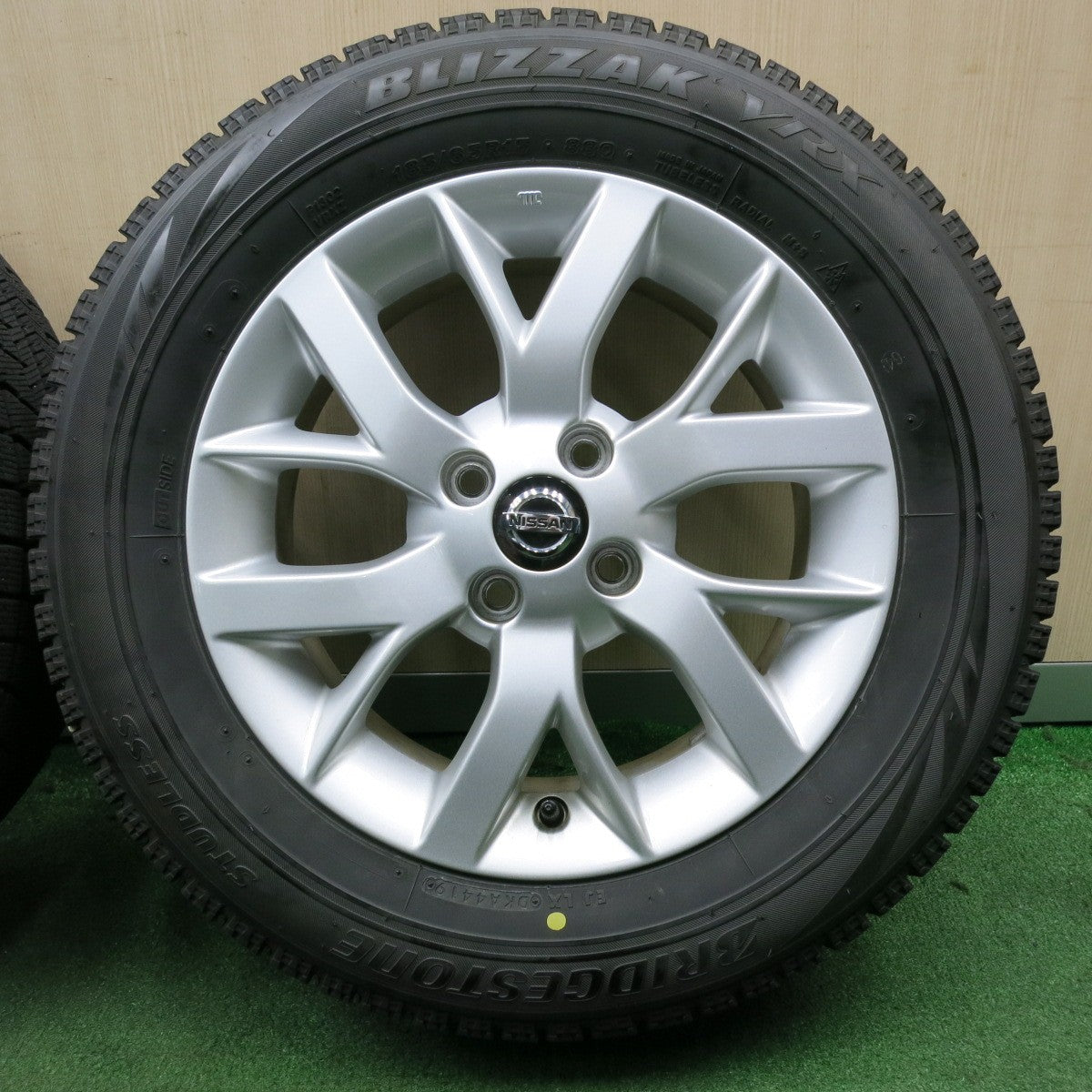 *送料無料* バリ溝！キレイ！8.5分★日産 E12 ノート e-POWER 純正 185/65R15 スタッドレス ブリヂストン ブリザック VRX  15インチ PCD100/4H★4051003NJス