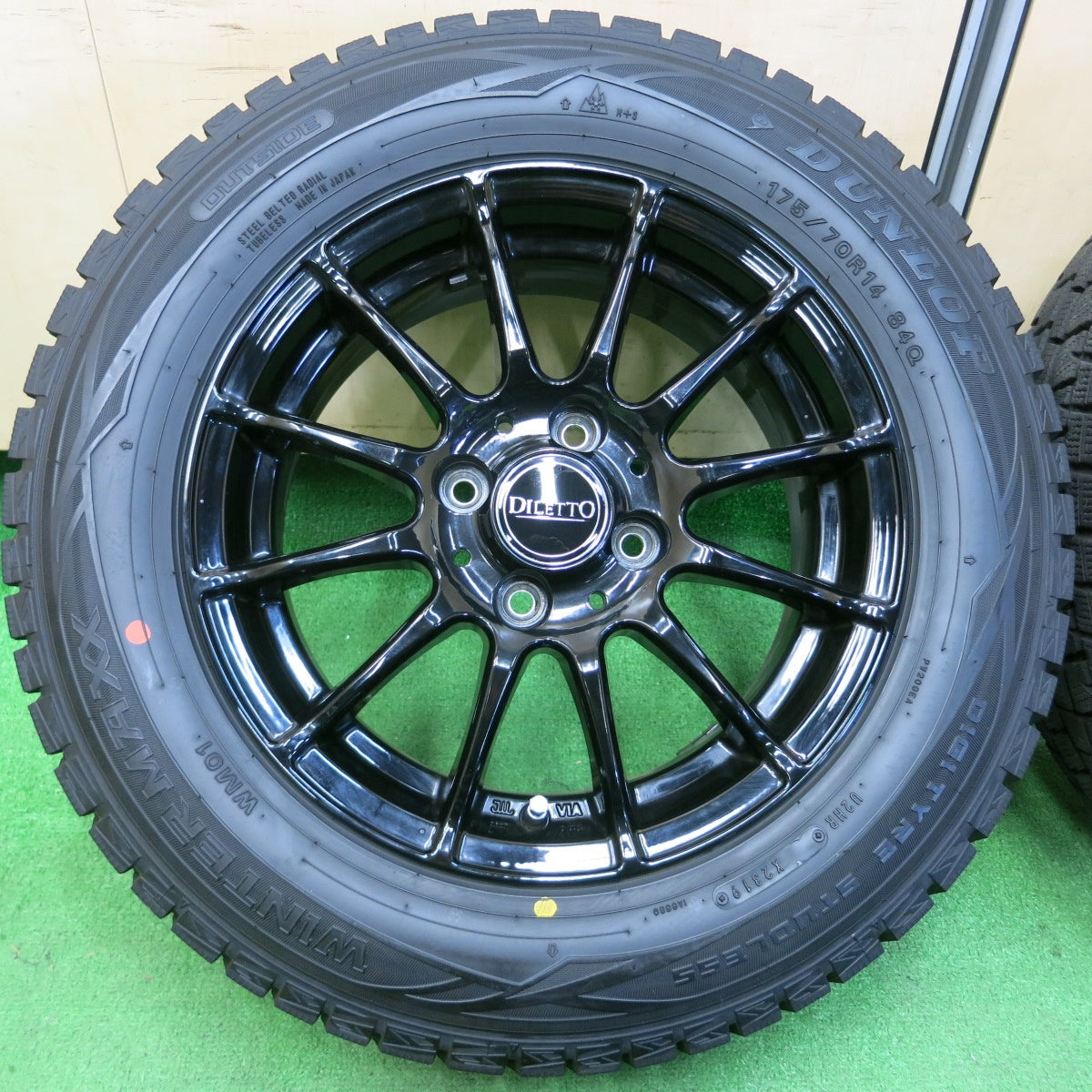 *送料無料* 超バリ溝！キレイ！ほぼ10分★スタッドレス 175/70R14 ダンロップ ウインターマックス WM01 DILETTO ディレット PCD100/4H★4040208イス