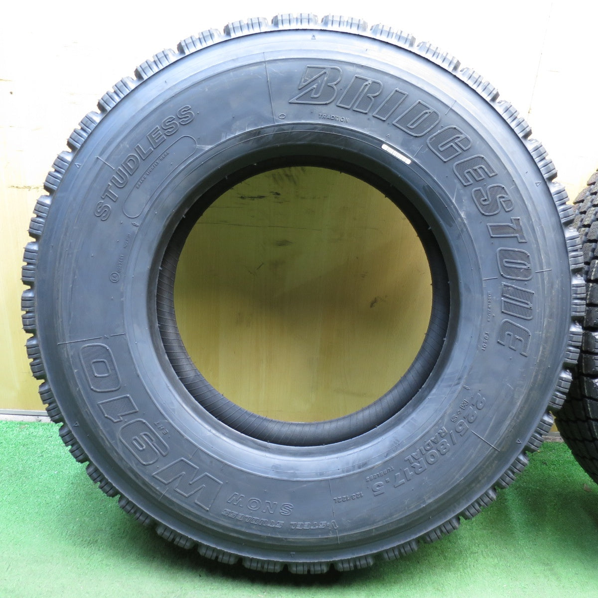 *送料無料* 未使用！22年★トラック タイヤ 225/80R17.5 123/122L スタッドレス ブリヂストン W910 タイヤ  17.5インチ★4033008KKスタ