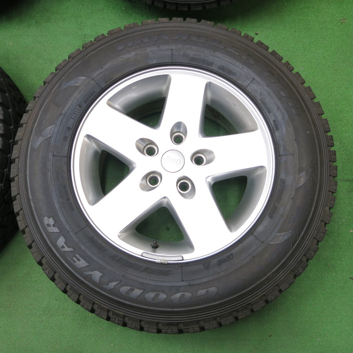 *送料無料* バリ溝！キレイ！9分★JEEP ジープ JK ラングラー 純正 265/65R17 スタッドレス グッドイヤー WRANGLER  IP/N PCD127/5H★4062601ナス