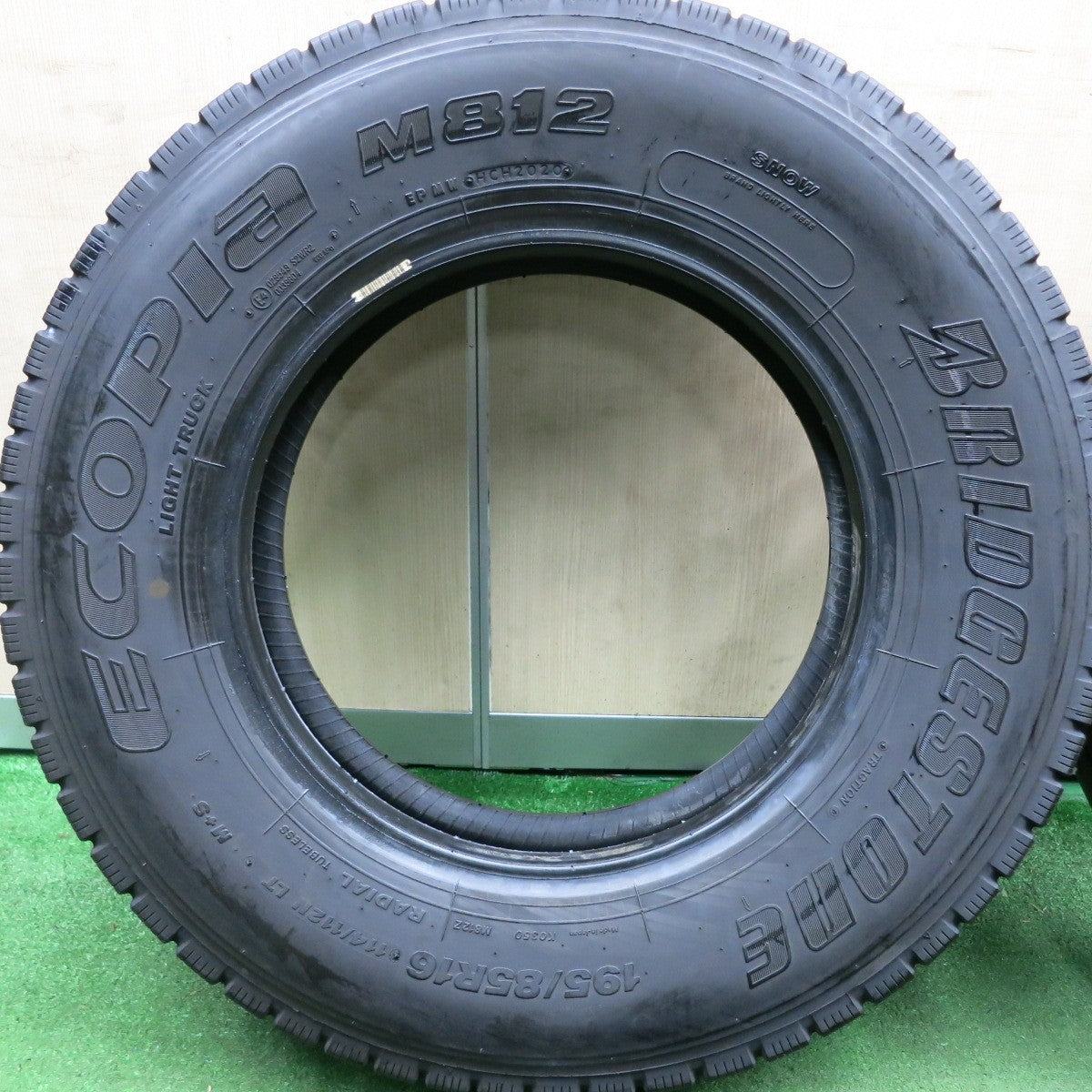 *送料無料* バリ溝！20年！8.5分★トラック タイヤ 195/85R16 114/112N ブリヂストン エコピア M812 ミックス オールシーズン 16インチ★4071418HAノタ