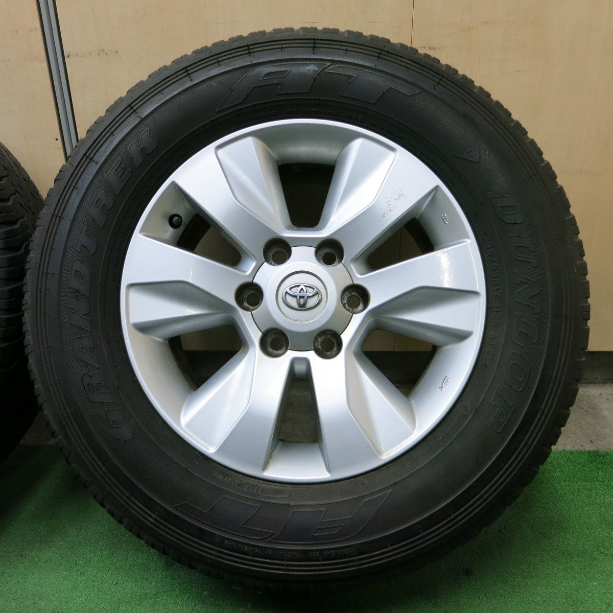 *送料無料* キレイ★トヨタ GUN125 ハイラックス 純正 265/65R17 ダンロップ グラントレック AT25 17インチ PCD139.7/6H★4062502ナノ