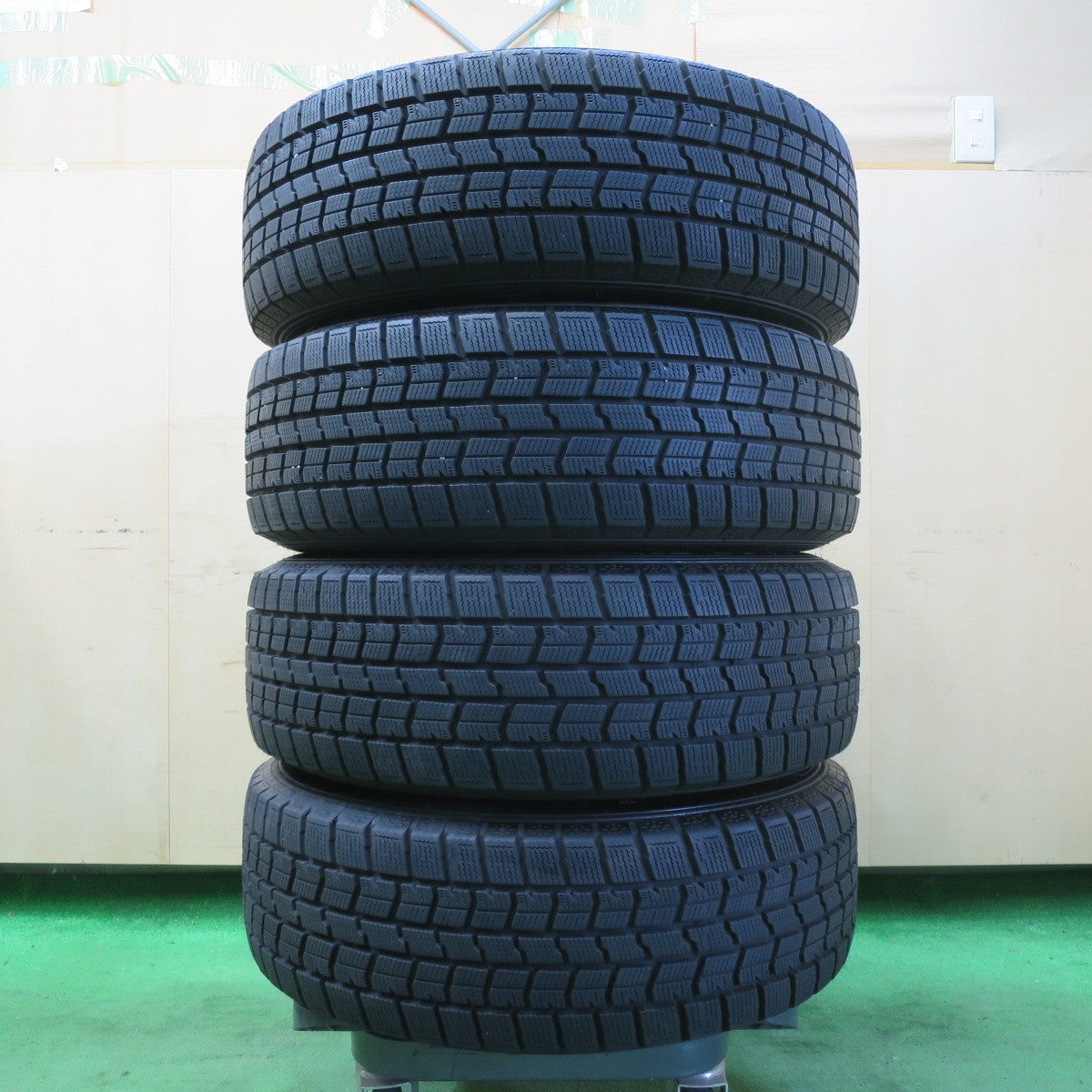 [送料無料] バリ溝！22年！キレイ！9.5分以上★スタッドレス 195/65R15 グッドイヤー アイスナビ7 Treffer トレファー 15インチ PCD114.3/5H★4100708イス