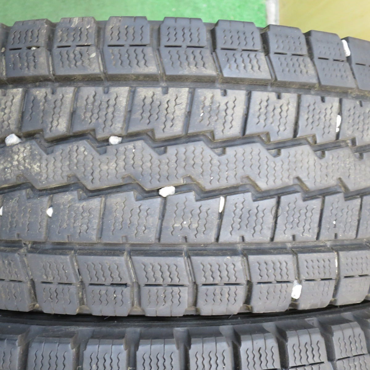 *送料無料* バリ溝！8.5分★トラック タイヤ 205/70R16 111/109L スタッドレス ダンロップ ウインターマックス LT03 16インチ★4031504KKスタ