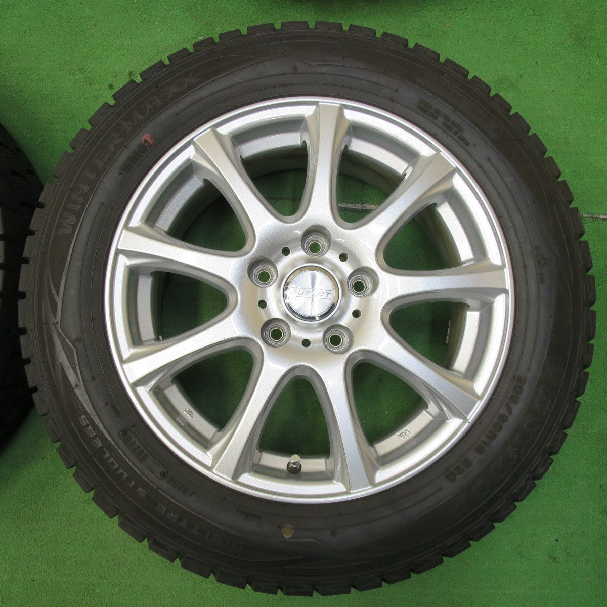 *送料無料* バリ溝！キレイ！9.5分以上★スタッドレス 205/60R16 ダンロップ ウインターマックス WM01 DUFACT デュファクト 16インチ PCD114.3/5H★4090103イス