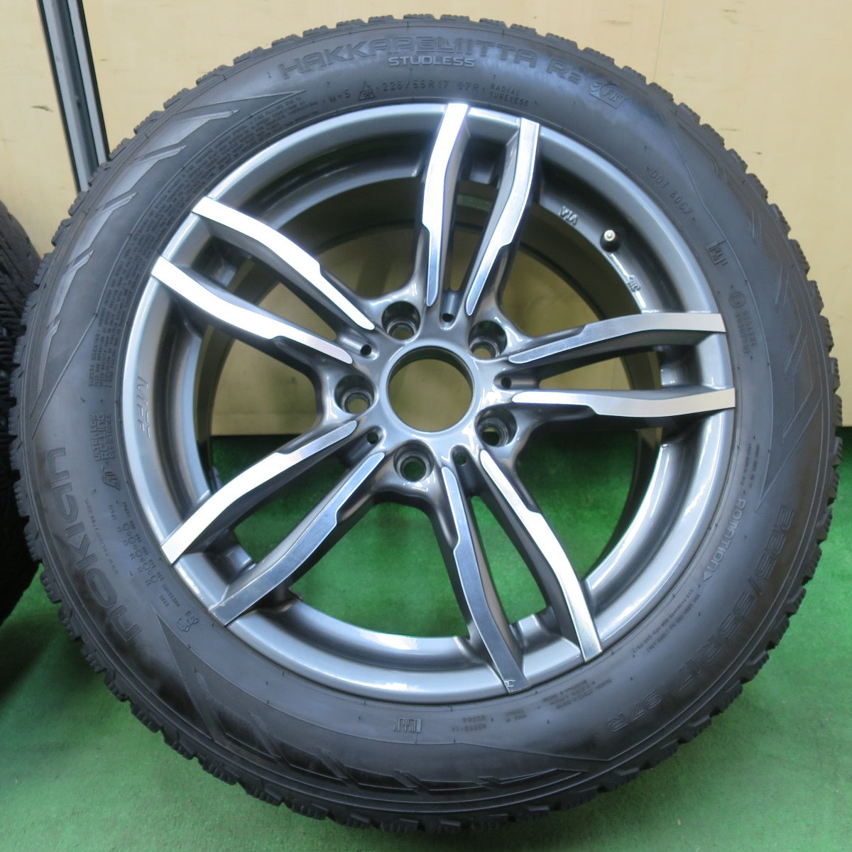 [送料無料] キレイ★BMW 等 MAK MFF 225/55R17 スタッドレス ノキアン ハッカペリッタ R2 FRT 17インチ PCD120/5H★4121409イス