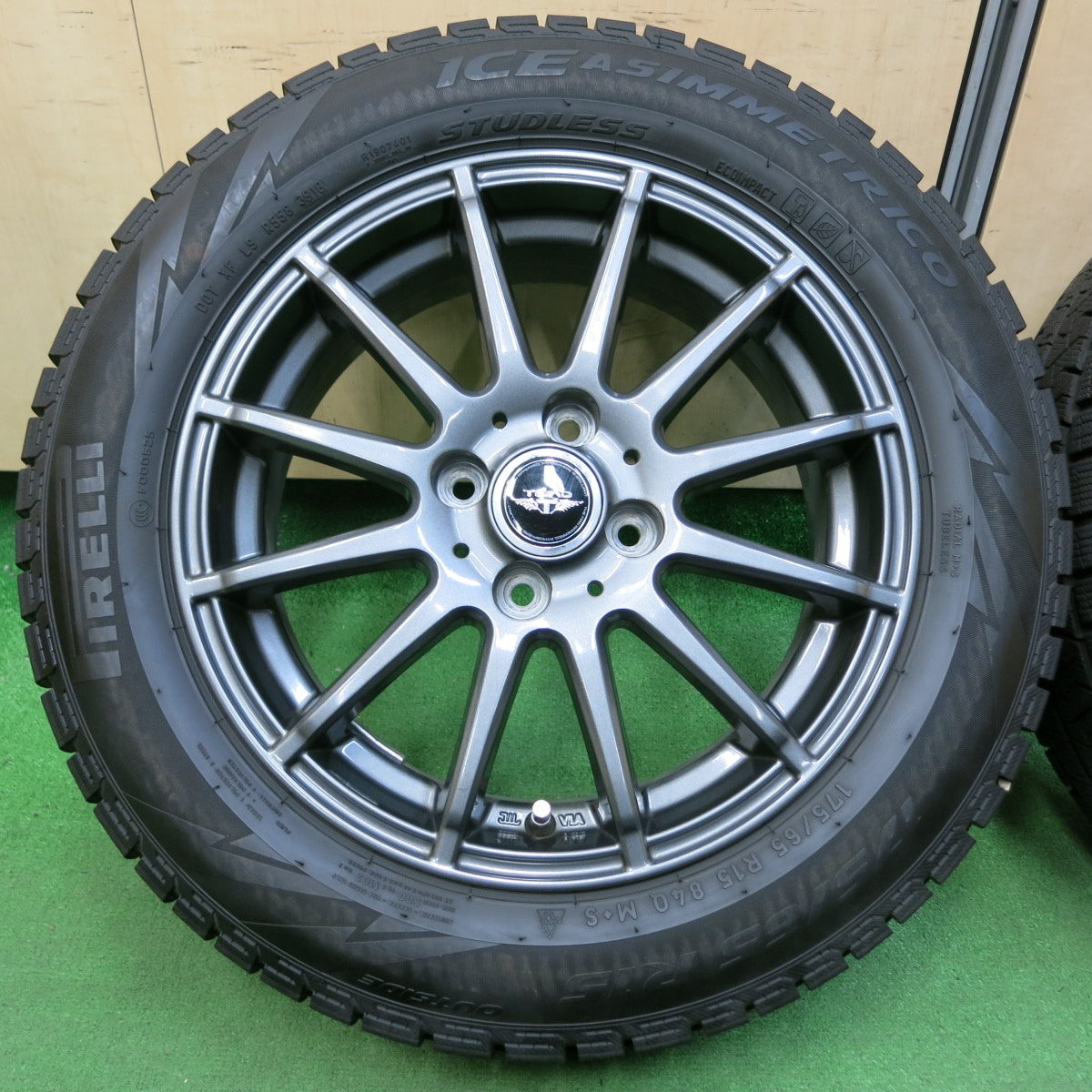 *送料無料* バリ溝！キレイ！9.5分★スタッドレス 175/65R15 ピレリ アイスアシンメトリコ TEAD テッド 15インチ PCD114.3/4H★4051112イス