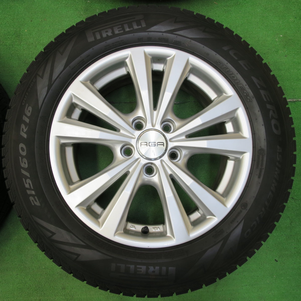 *送料無料* バリ溝！22年！キレイ！9.5分以上★ワーゲン 等 AGA TAS 215/60R16 スタッドレス ピレリ アイスゼロ アシンメトリコ PCD112/5H★4062205イス