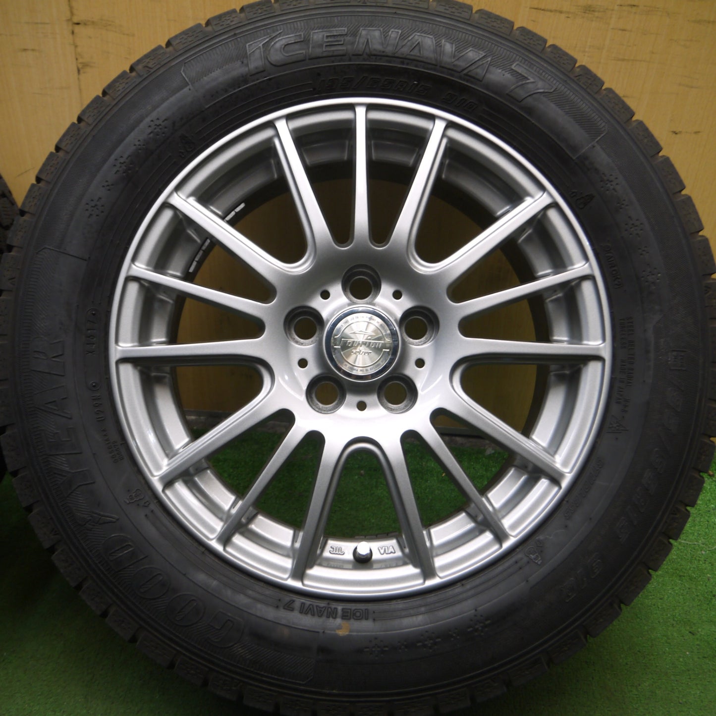 *送料無料* バリ溝！キレイ！8.5分★プリウス 等 195/65R15 スタッドレス グッドイヤー アイスナビ7 ravrion selzer ラブリオン 15インチ PCD100/5H★4052409Hス