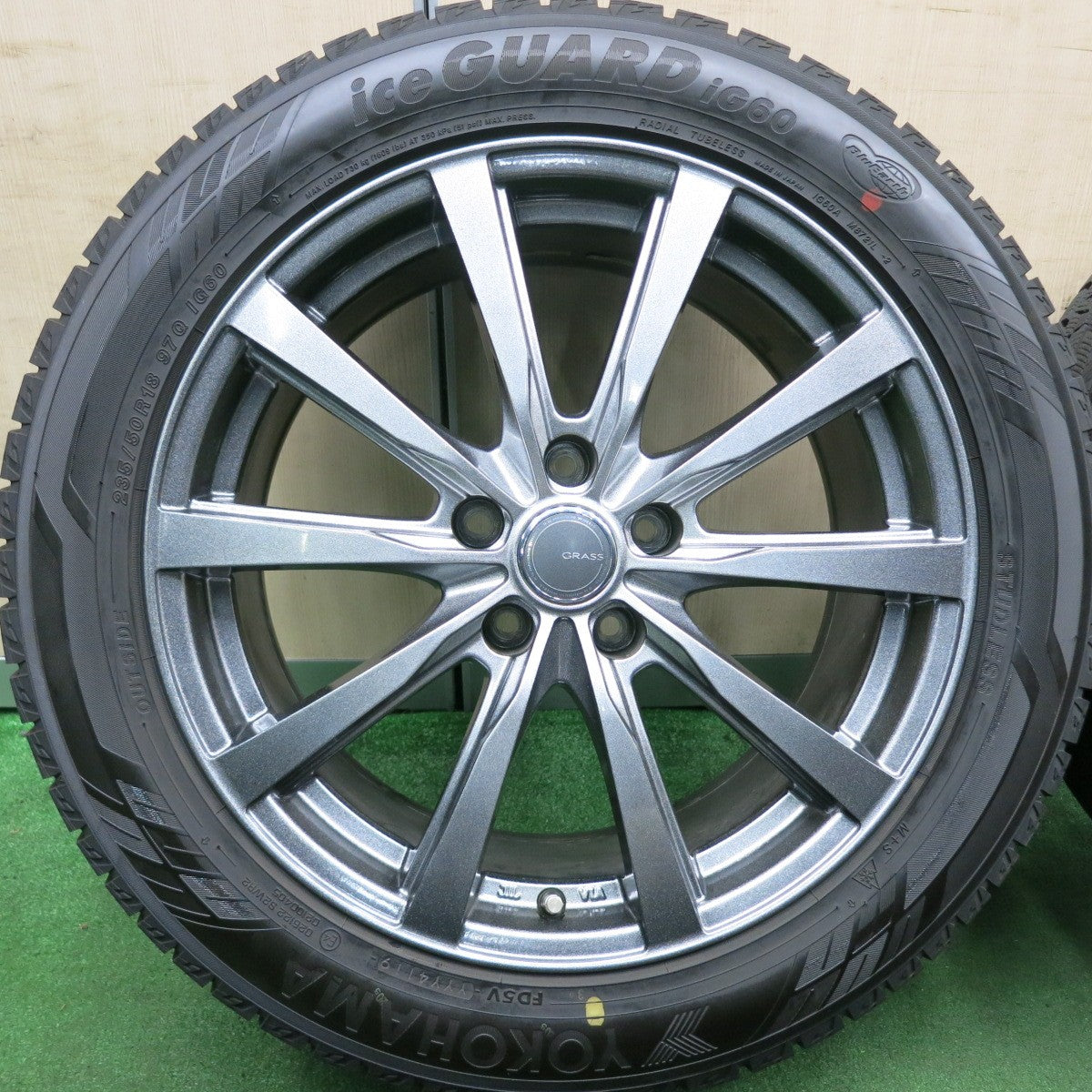 *送料無料* バリ溝！キレイ！ほぼ10分★スタッドレス 235/50R18 ヨコハマ アイスガード iG60 GRASS グラス 18インチ PCD114.3/5H★4060104HAス