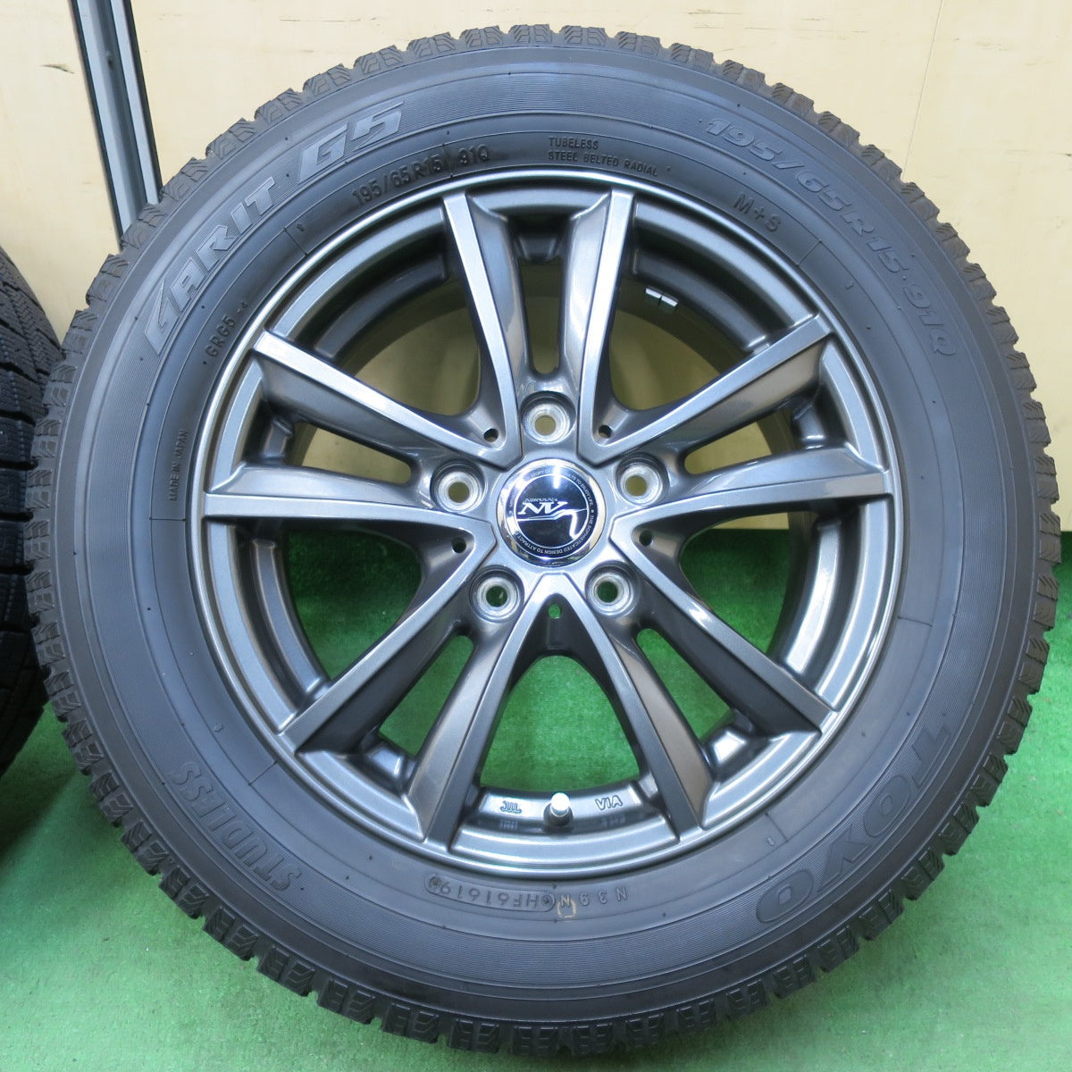 [送料無料] バリ溝！キレイ！9.5分★スタッドレス 195/65R15 トーヨー ガリット G5 NIRVANA NV ニルバーナ ニルヴァーナ 15インチ PCD114.3/5H★4113001イス