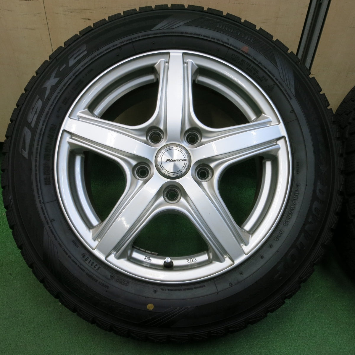 *送料無料* バリ溝！キレイ！9.5分以上★スタッドレス 195/65R15 ダンロップ DSX-2 Plencia プレンシア 15インチ PCD114.3/5H★4041906イス