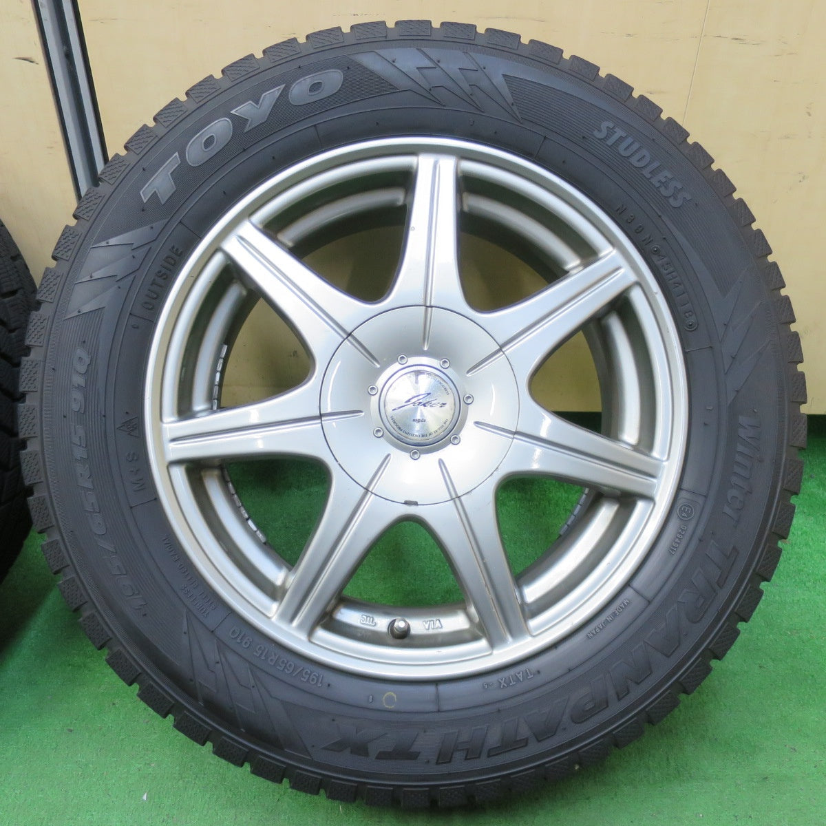 *送料無料* バリ溝！8.5分★スタッドレス 195/65R15 トーヨー ウインター トランパス TX JOKER ジョーカー PCD100 114.3/5H マルチ★4090502イス