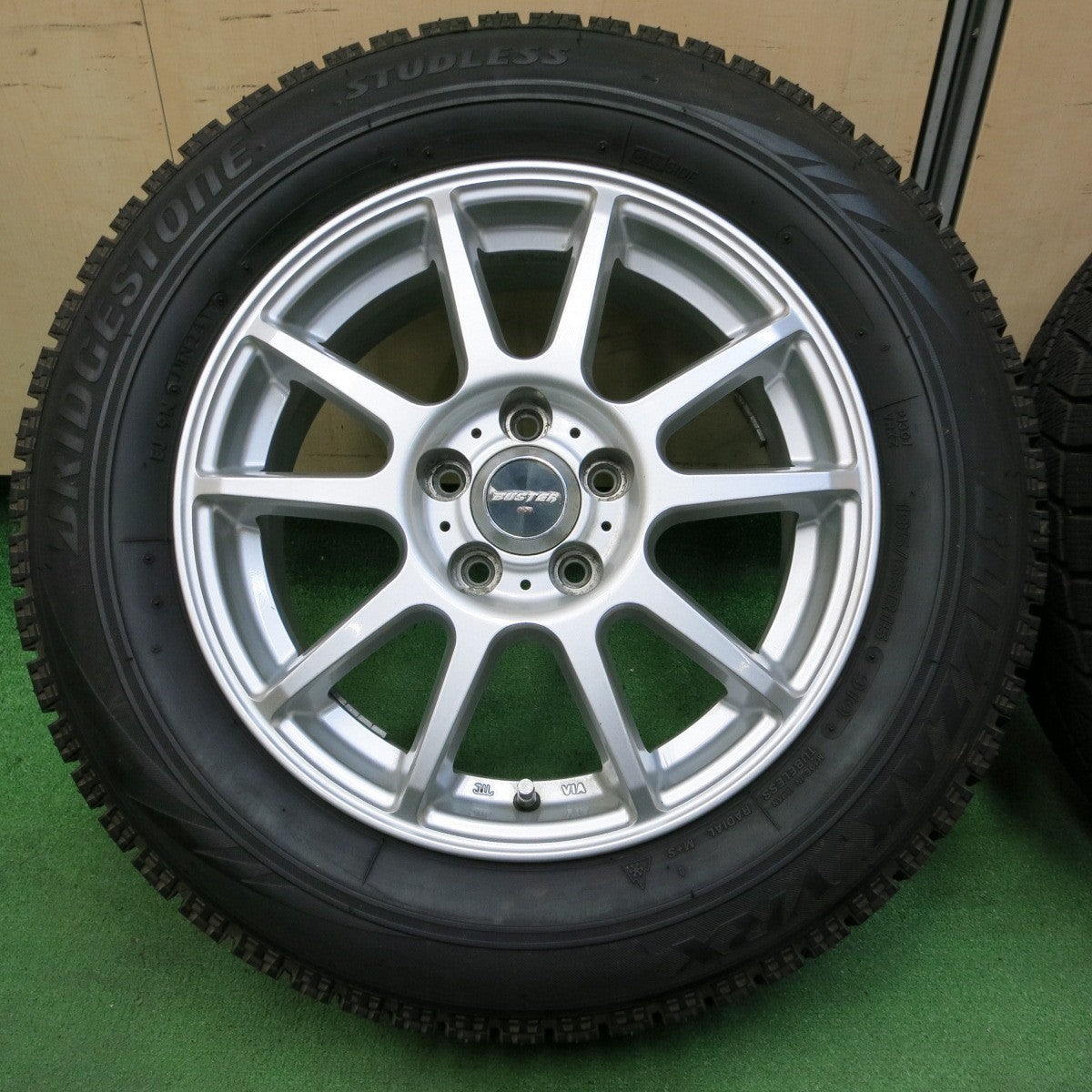 *送料無料* バリ溝！キレイ！9.5分以上★プリウス等 195/65R15 スタッドレス ブリヂストン ブリザック VRX BUSTER ROG 15インチ PCD100/5H★4051805イス