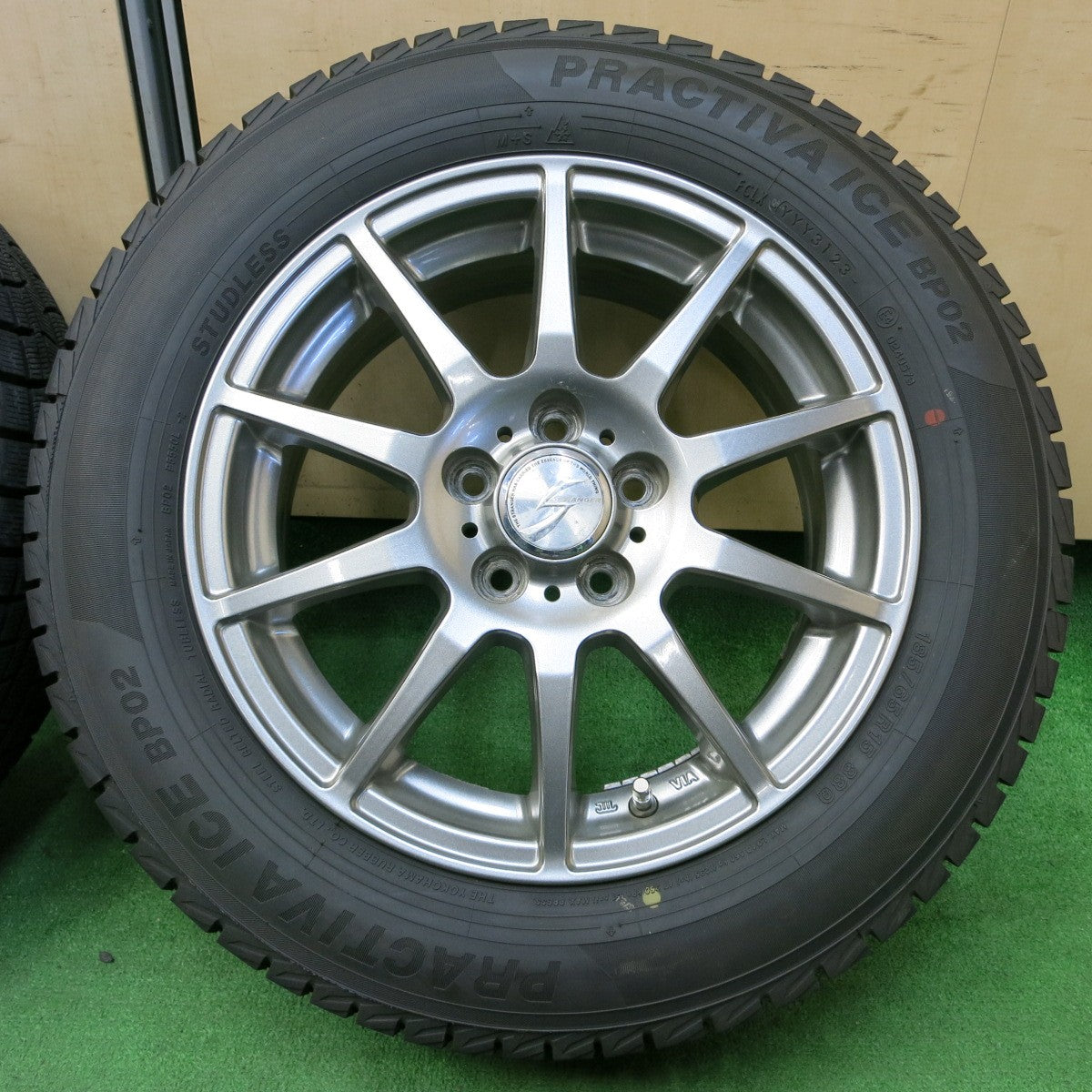 *送料無料* 超バリ溝！23年！ほぼ10分★スタッドレス 185/65R15 プラクティバ アイス BP02 STRANGER ストレンジャー 15インチ PCD100/5H★4051403イス