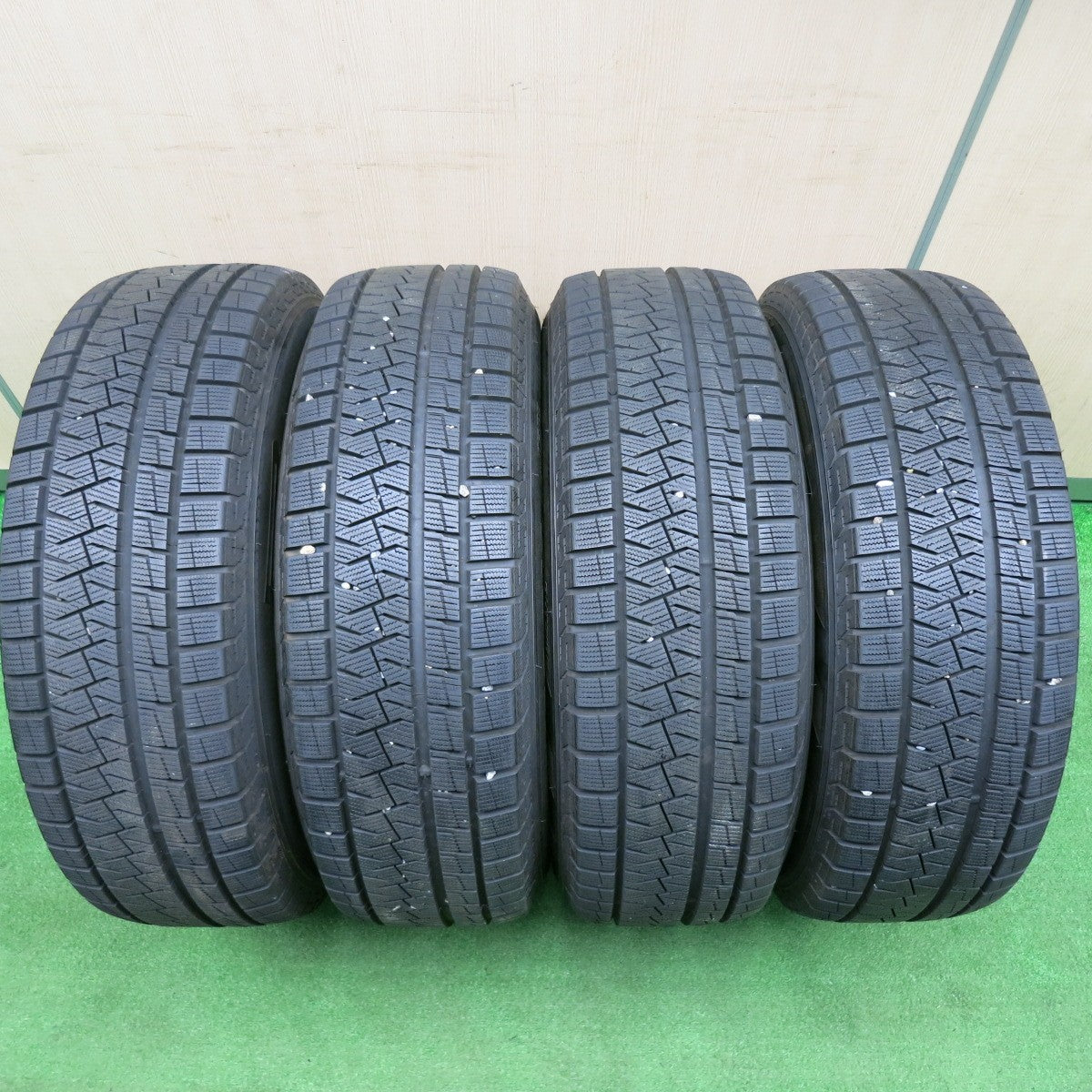 [送料無料] バリ溝！20年！キレイ！9.5分以上★スタッドレス 225/65R17 ピレリ アイスアシンメトリコ プラス VELVA AGUDO ヴェルヴァ 17インチ PCD114.3/5H★4120904TNス