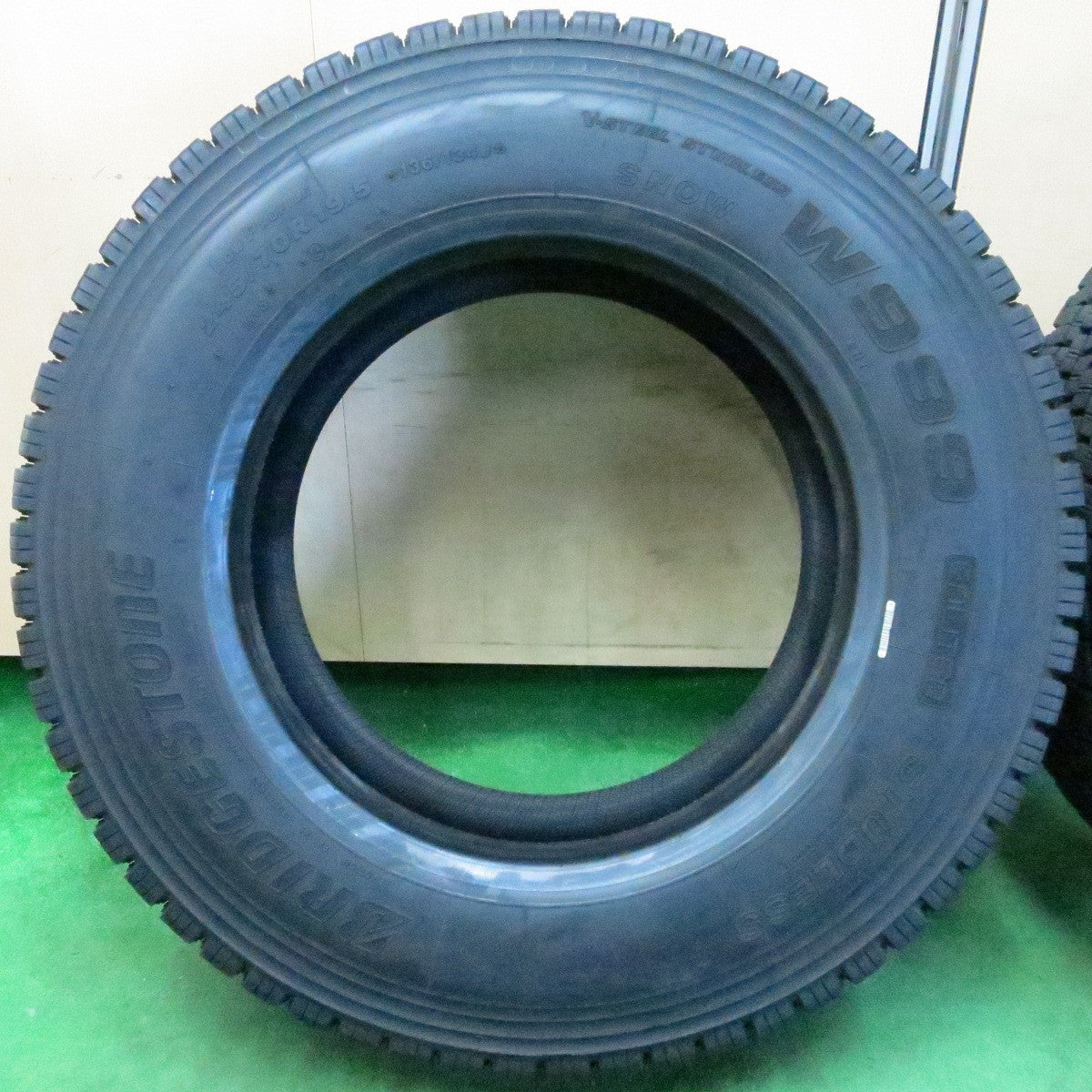 *送料無料* バリ溝！23年！9.5分★トラック タイヤ 245/70R19.5 136/134J スタッドレス ブリヂストン W999 19.5インチ★4050413ナス