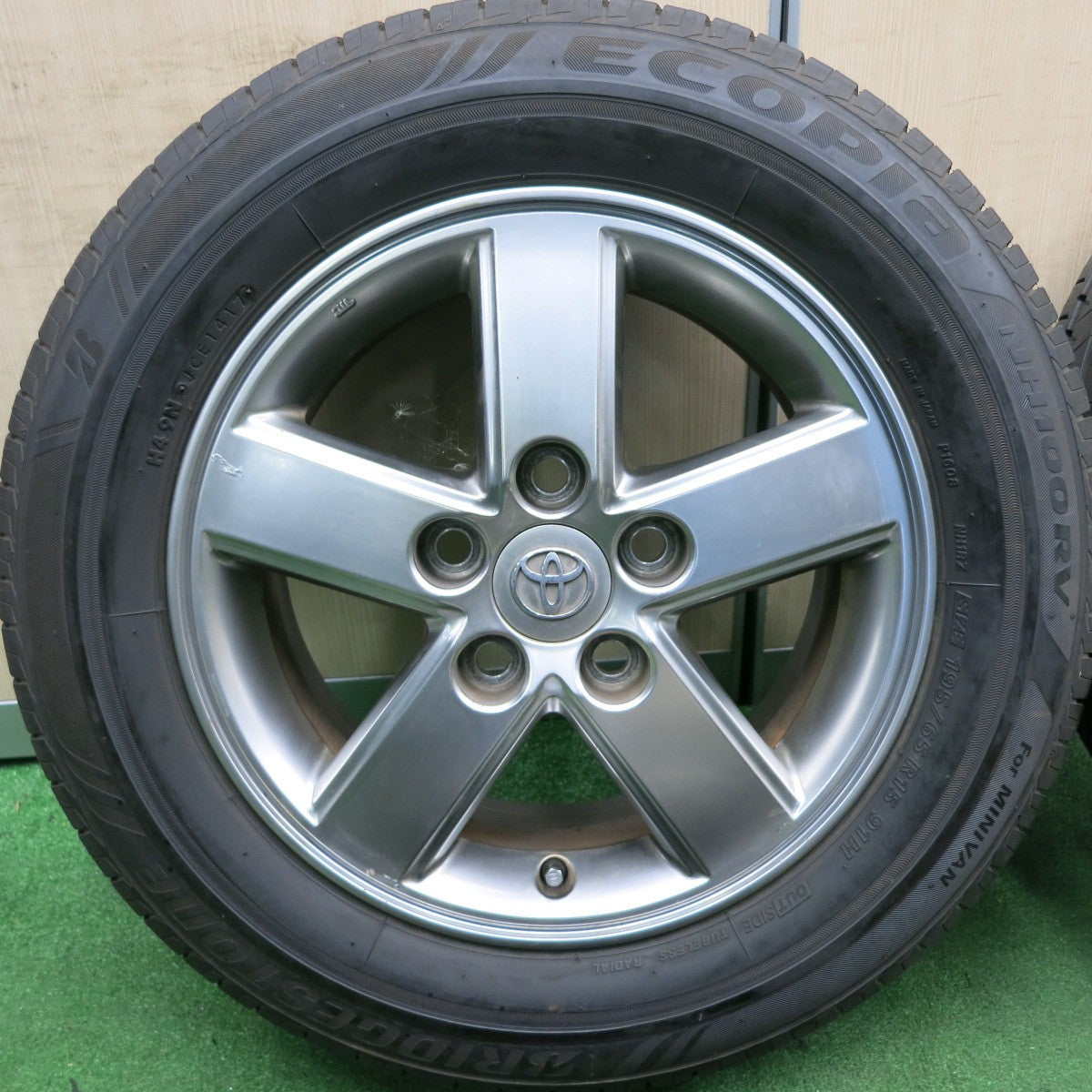 *送料無料* バリ溝！9.5分★トヨタ 60系 ヴォクシー ノア 純正 195/65R15 ブリヂストン エコピア NH100RV 15インチ PCD114.3/5H★4052207HAノ