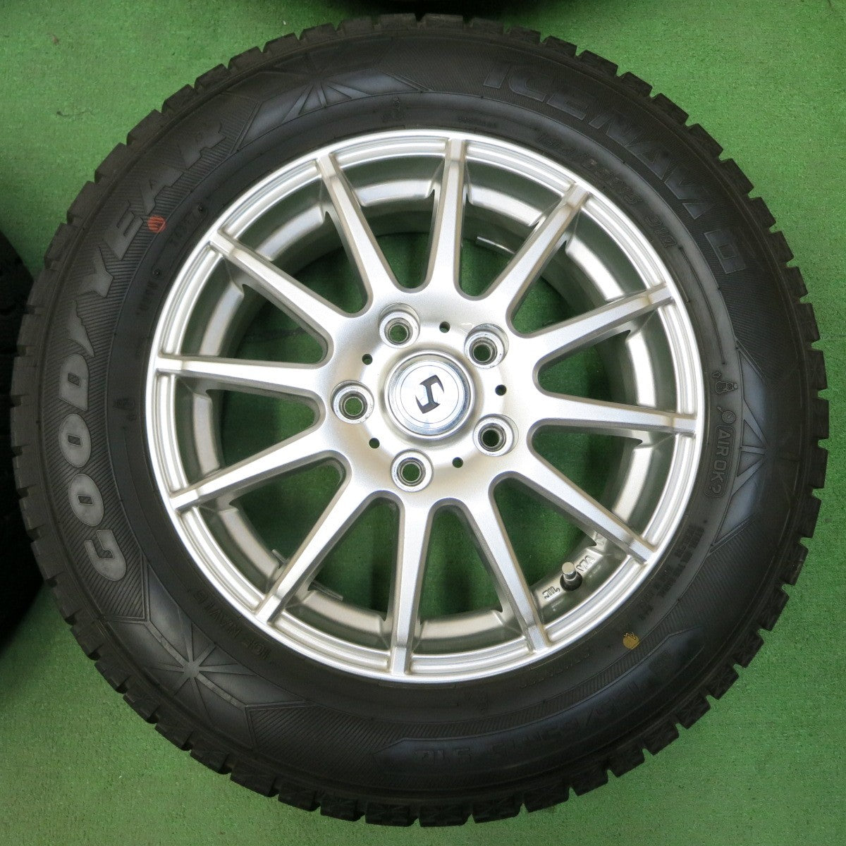 *送料無料* バリ溝！キレイ！9.5分以上★スタッドレス 195/65R15 グッドイヤー アイスナビ6 社外 アルミ 15インチ PCD114.3/5H★4050308イス