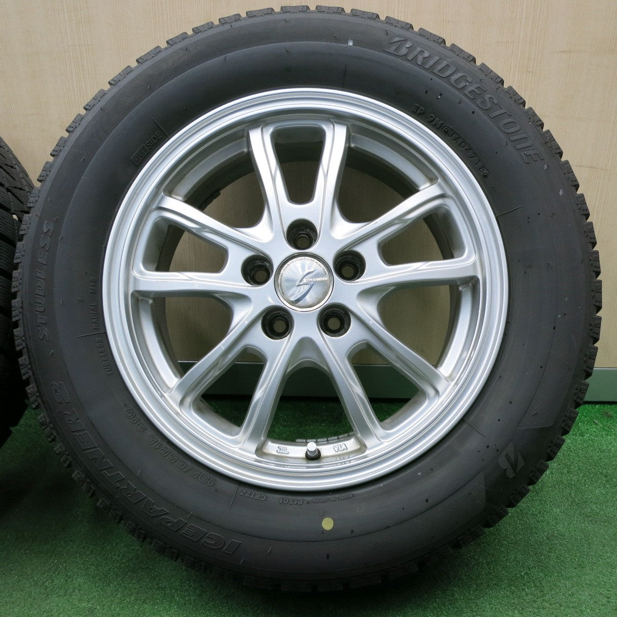 *送料無料* バリ溝！8.5分★プリウス等 195/65R15 スタッドレス ブリヂストン アイスパートナー2 STRANGER ストレンジャー  PCD100/5H★4031902NJス