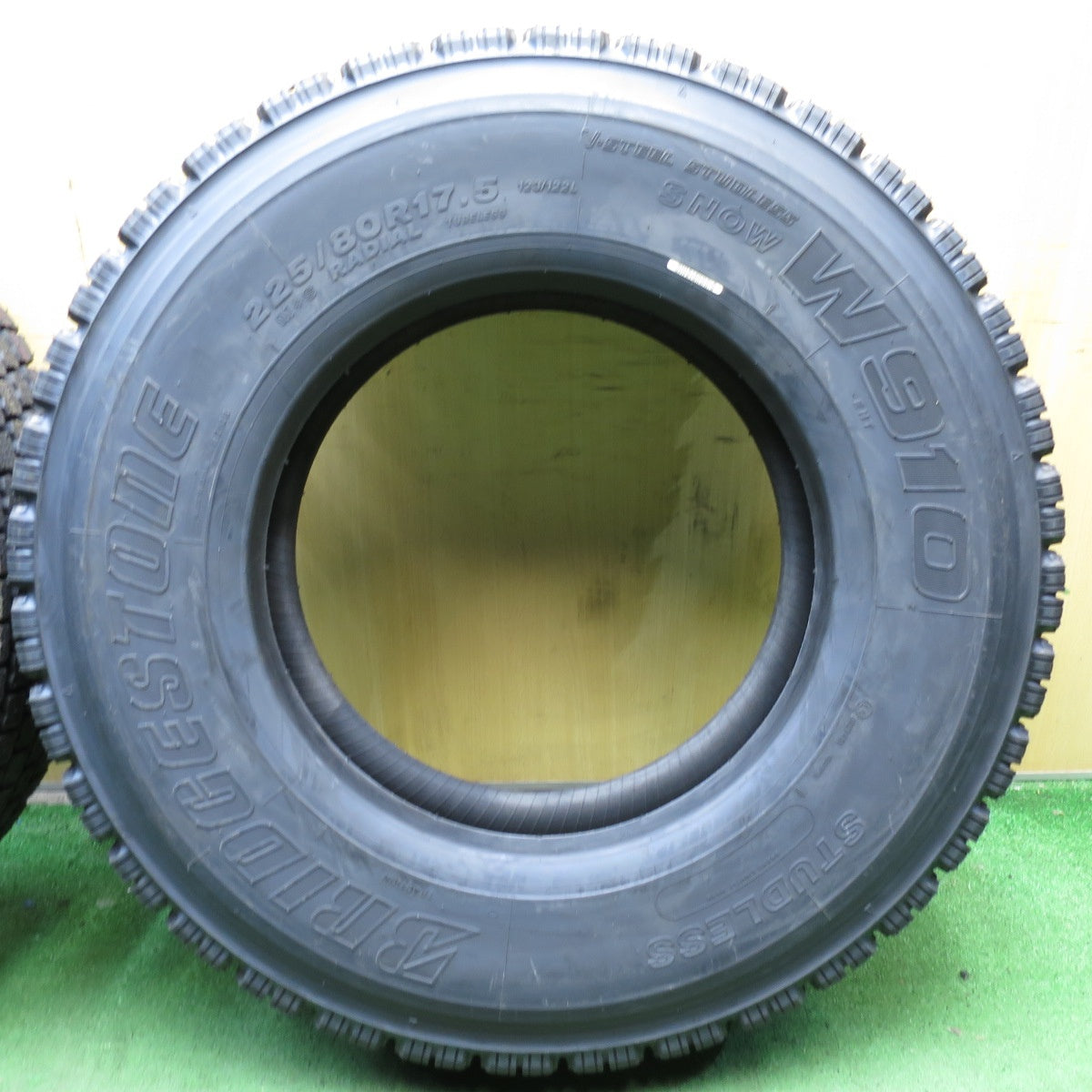 *送料無料* 未使用！22年★トラック タイヤ 225/80R17.5 123/122L スタッドレス ブリヂストン W910 タイヤ  17.5インチ★4033008KKスタ