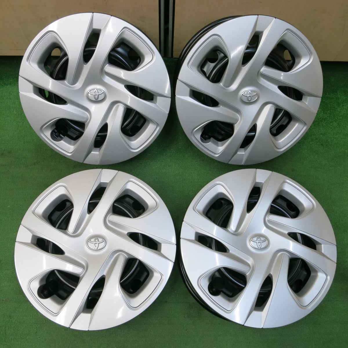 *送料無料* 新車外し★トヨタ アクア 純正 スチール ホイール 15インチ J15×6J PCD100/4H★4042415イホ