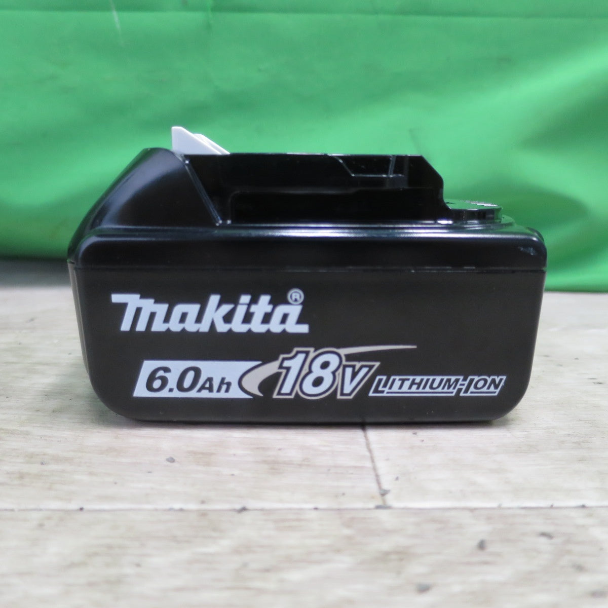 [送料無料] 美品☆マキタ 14.4V / 18V 充電式 LED ワーク ライト ML806 BL1860B バッテリー 付き 作業用 照明 電動 工具☆