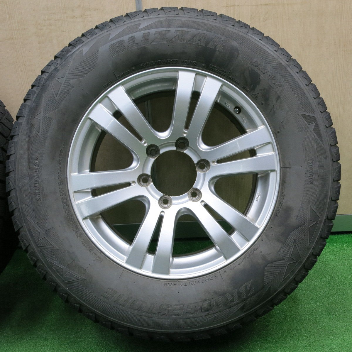 [送料無料] キレイ★プラド等 265/65R17 スタッドレス ブリヂストン ブリザック DM-V2 MANARAY マナレイ 17インチ PCD139.7/6H★4102905NJス