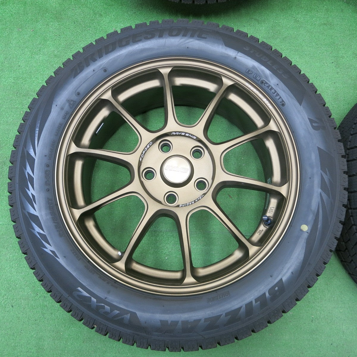 *送料無料* 超バリ溝！キレイ！ほぼ10分★RAYS VOLK RACING ZE40 鍛造 215/55R17 スタッドレス ブリヂストン ブリザック VRX2 レイズ PCD112/5H★4070901ナス