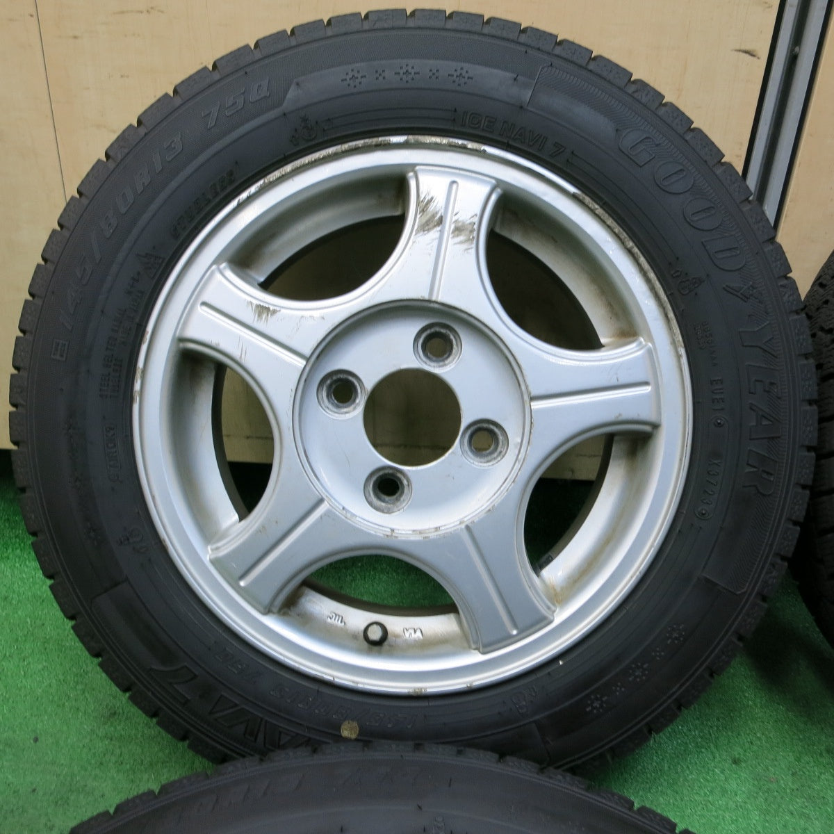 *送料無料* バリ溝！23年！9分★スタッドレス 145/80R13 グッドイヤー アイスナビ7 社外 アルミ 13インチ  PCD100/4H★4072503SYス